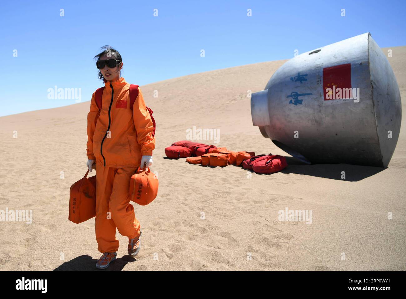 (180527) -- LANZHOU, 27 maggio 2018 -- Taikonaut Wang Yaping partecipa ad un addestramento di sopravvivenza nel deserto di Badain Jaran nella provincia del Gansu della Cina nordoccidentale, 22 maggio 2018. Quindici taikonauti cinesi hanno appena completato un addestramento di sopravvivenza nel deserto nel deserto di Badain Jaran vicino al Jiuquan satellite Launch Center nel nord-ovest della Cina. Organizzato dall'Astronaut Center of China (ACC), il programma è stato progettato per preparare taikonauti con la capacità di sopravvivere nella natura selvaggia nel caso in cui la loro capsula di rientro atterri fuori bersaglio. (LMM) CHINA-GANSU-TAIKONAUT-DESERT-WILDERNESS-SURVIVAL- Foto Stock