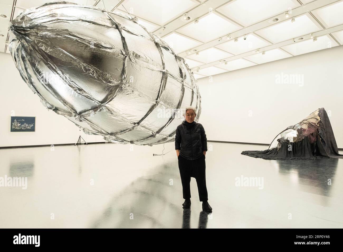 (180529) -- LONDRA, 29 maggio 2018 -- l'artista sudcoreana Lee Bul si trova accanto alla sua installazione artistica intitolata Willing to Be vulnerable - Metalized Balloon, alla Hayward Gallery di Londra, Regno Unito il 29 maggio 2018. )(yg) BRITAIN-LONDON-EXHIBITION RayxTang PUBLICATIONxNOTxINxCHN Foto Stock