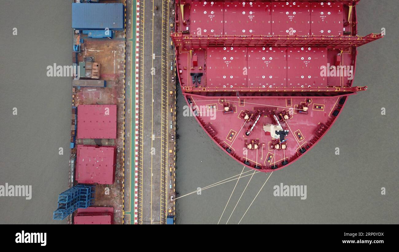 (180530) -- SHANGHAI, 30 maggio 2018 -- foto scattata il 30 maggio 2018 mostra la nave container ultra-large da 000 TEU, chiamata Cosco Shipping Virgo e costruita dalla Shanghai Waigaoqiao Shipbuilding Company a Shanghai, nella Cina orientale. La nave portacontainer lunga 399 metri e larga 58 metri ha una capacità massima di 200.000 tonnellate. È stato consegnato a China COSCO Shipping Corporation Ltd. Martedì. ) (Zkr) CHINA-SHANGHAI-CONTAINER SHIP(CN) DingxTing PUBLICATIONxNOTxINxCHN Foto Stock