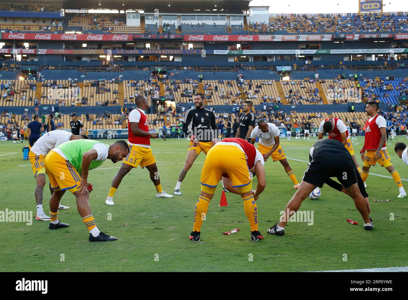 Monterrey, Messico. 2 settembre 2023. 2 settembre 2023; Monterrey, Nuevo León, Messico; Liga MX 2023 apertura, sesto turno tra UANL Tigres e Querétaro FC a Estádio Universitário. Tigres si è radunato per stirarsi durante il riscaldamento. 5 centrocampista Tigres, Rafael De Souza Pereira, 3 difensore Tigres, Samir Caetano, 10 attaccante Tigres, André Pierre Gignac, #23 attaccante Tigres, Luis Enrique Quiñones, #20 centrocampista Tigres, Javier Aquino CarmonaMandatory Credit: Toby Tande Credit: PX Images/Alamy Live News Foto Stock