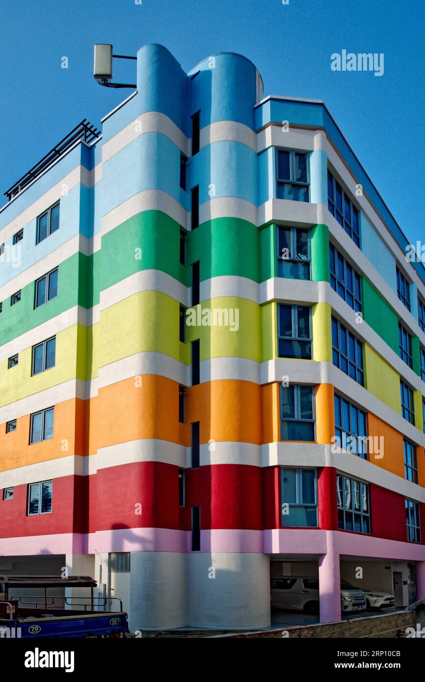Un edificio a più piani in Bukit Pasoh Road, Chinatown, Singapore, dipinto in colori che ricordano da vicino la bandiera arcobaleno LGBT+ Foto Stock