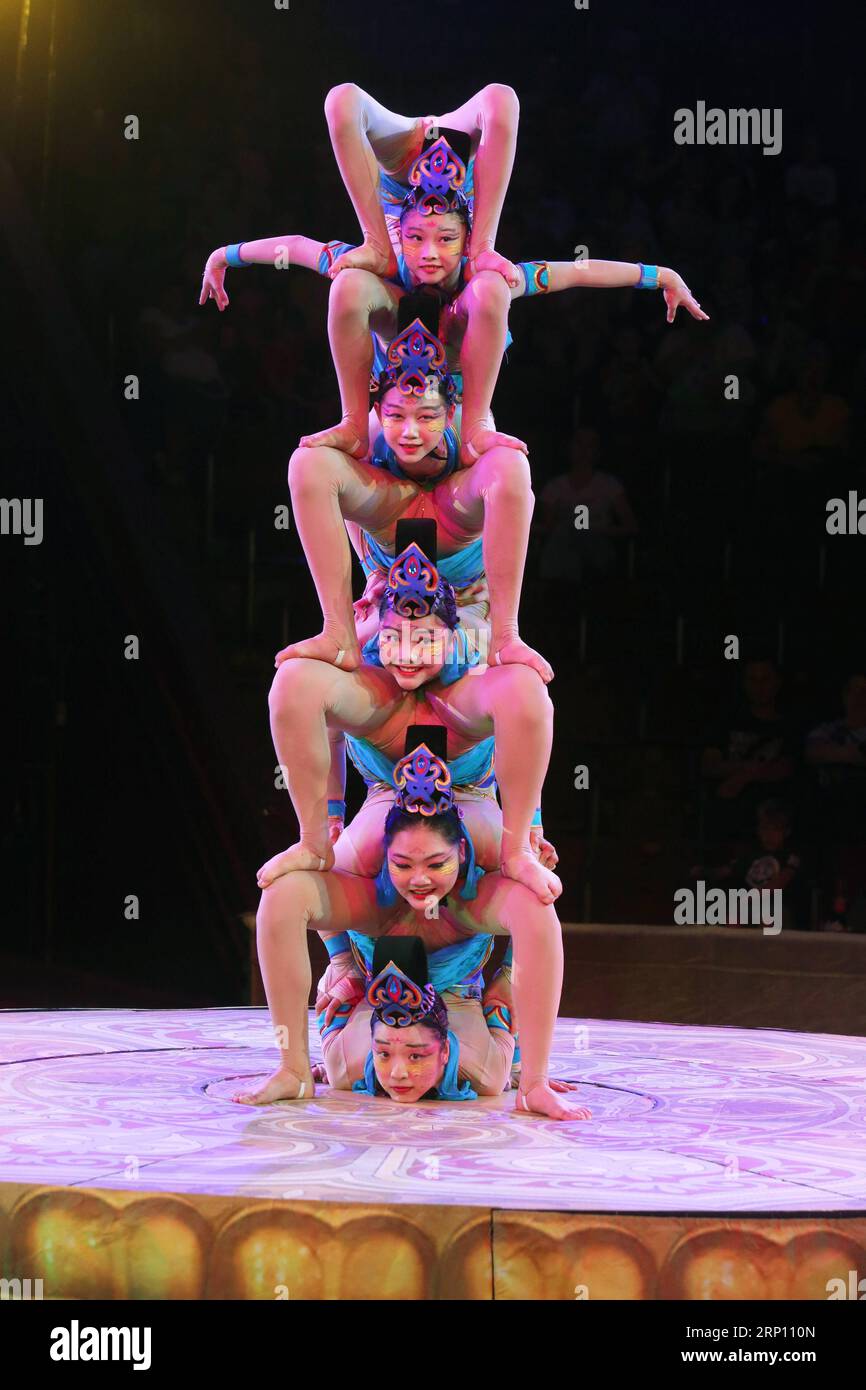 (180602) -- KIEV, 2 giugno 2018 -- i membri di una troupe acrobatica della provincia di Hunan della Cina centrale si esibiscono durante il 3 ° Festival internazionale giovanile di arte circense di Kiev, Ucraina, il 1 ° giugno 2018. La troupe acrobatica cinese del Hunan Acrobatics Art Theater (HAAT) ha battuto più di 30 partecipanti provenienti da 12 paesi al 3 ° Festival Internazionale Giovanile di Circo Arte Golden Kashtan, tenutosi presso il Circo Nazionale di Ucraina (NCU). ) (Zxj) UCRAINA-KIEV-CHINESE ACROBATS-TOP PRIZE Sergey PUBLICATIONxNOTxINxCHN Foto Stock