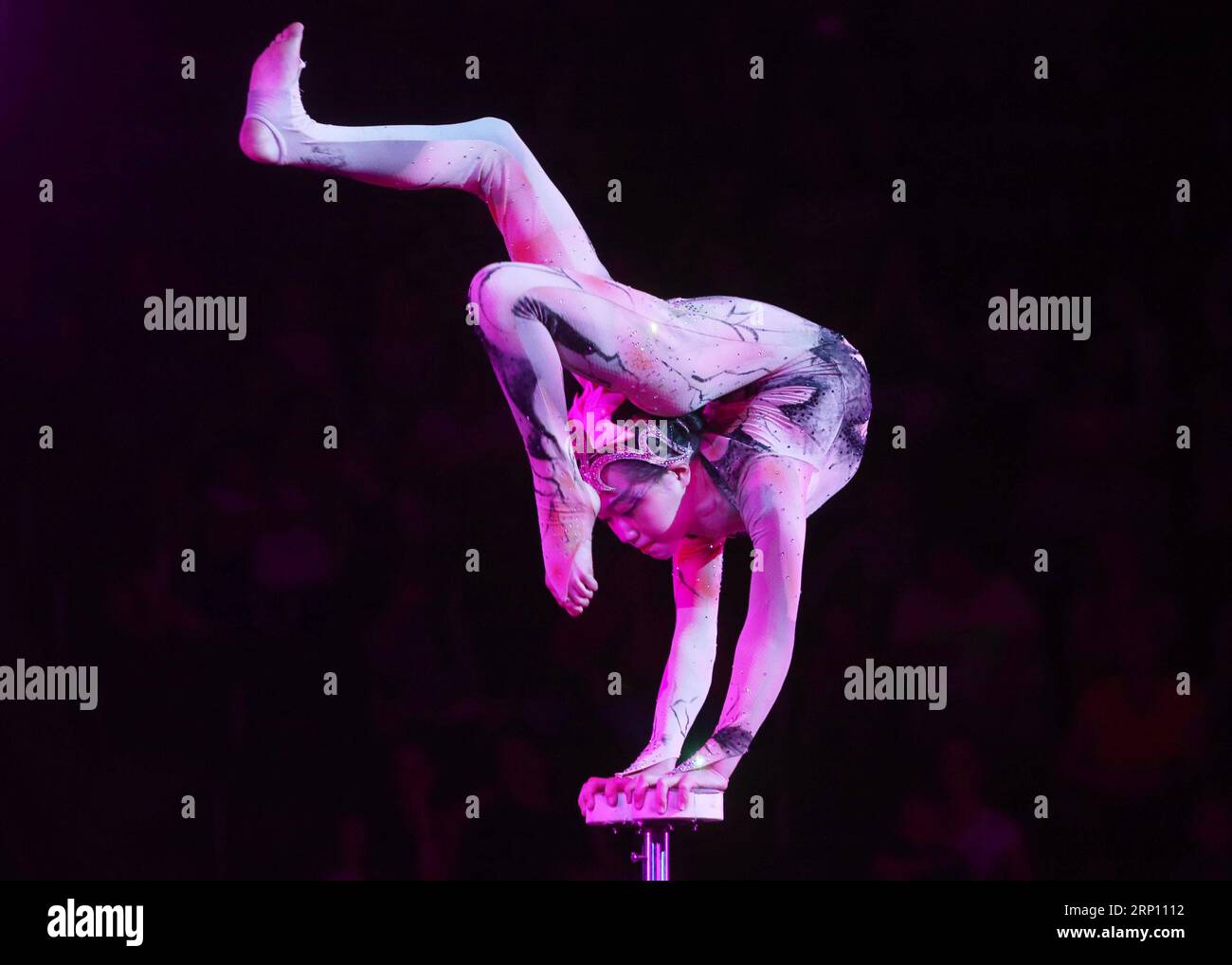 (180602) -- KIEV, 2 giugno 2018 -- Un membro di una compagnia acrobatica della provincia di Hunan della Cina centrale si esibisce durante il 3 ° Festival Internazionale Giovanile di Arte Circo di Kiev, Ucraina, il 1 ° giugno 2018. La troupe acrobatica cinese del Hunan Acrobatics Art Theater (HAAT) ha battuto più di 30 partecipanti provenienti da 12 paesi al 3 ° Festival Internazionale Giovanile di Circo Arte Golden Kashtan, tenutosi presso il Circo Nazionale di Ucraina (NCU). ) (Zxj) UCRAINA-KIEV-CHINESE ACROBATS-TOP PRIZE Sergey PUBLICATIONxNOTxINxCHN Foto Stock