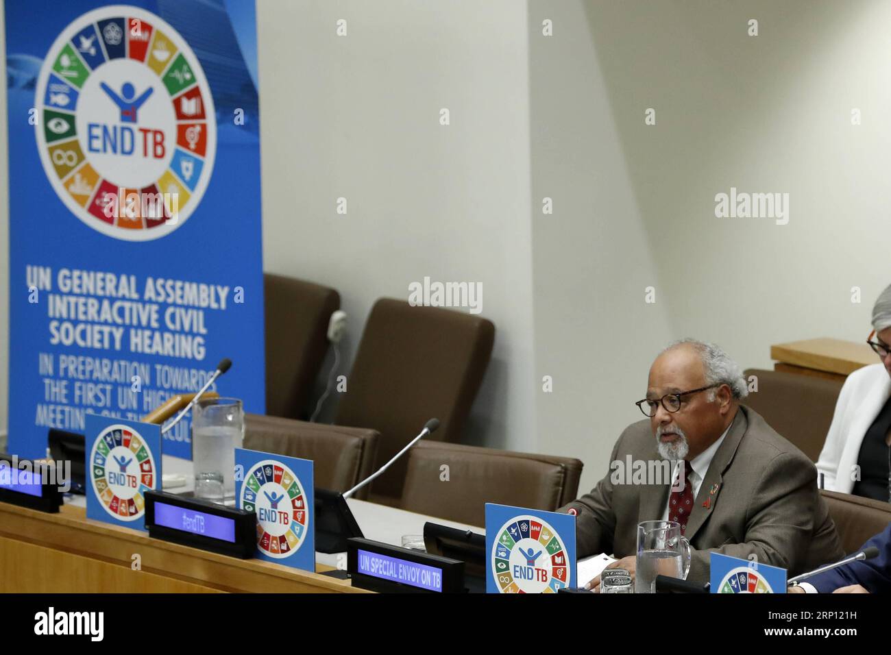 (180604) -- NAZIONI UNITE, 4 giugno 2018 -- l'inviato speciale delle Nazioni Unite sulla tubercolosi Eric Goosby si rivolge a un'audizione della società civile sulla tubercolosi presso la sede delle Nazioni Unite a New York, il 4 giugno 2018. L'audizione di lunedì si è tenuta in preparazione del primo incontro di alto livello sulla lotta contro la TBC fissato per il 26 settembre. I capi di Stato si riuniranno all'Assemblea generale delle Nazioni Unite per l'evento. ) SOCIETÀ CIVILE delle Nazioni Unite UDITO-TUBERCOLOSI LixMuzi PUBLICATIONxNOTxINxCHN Foto Stock