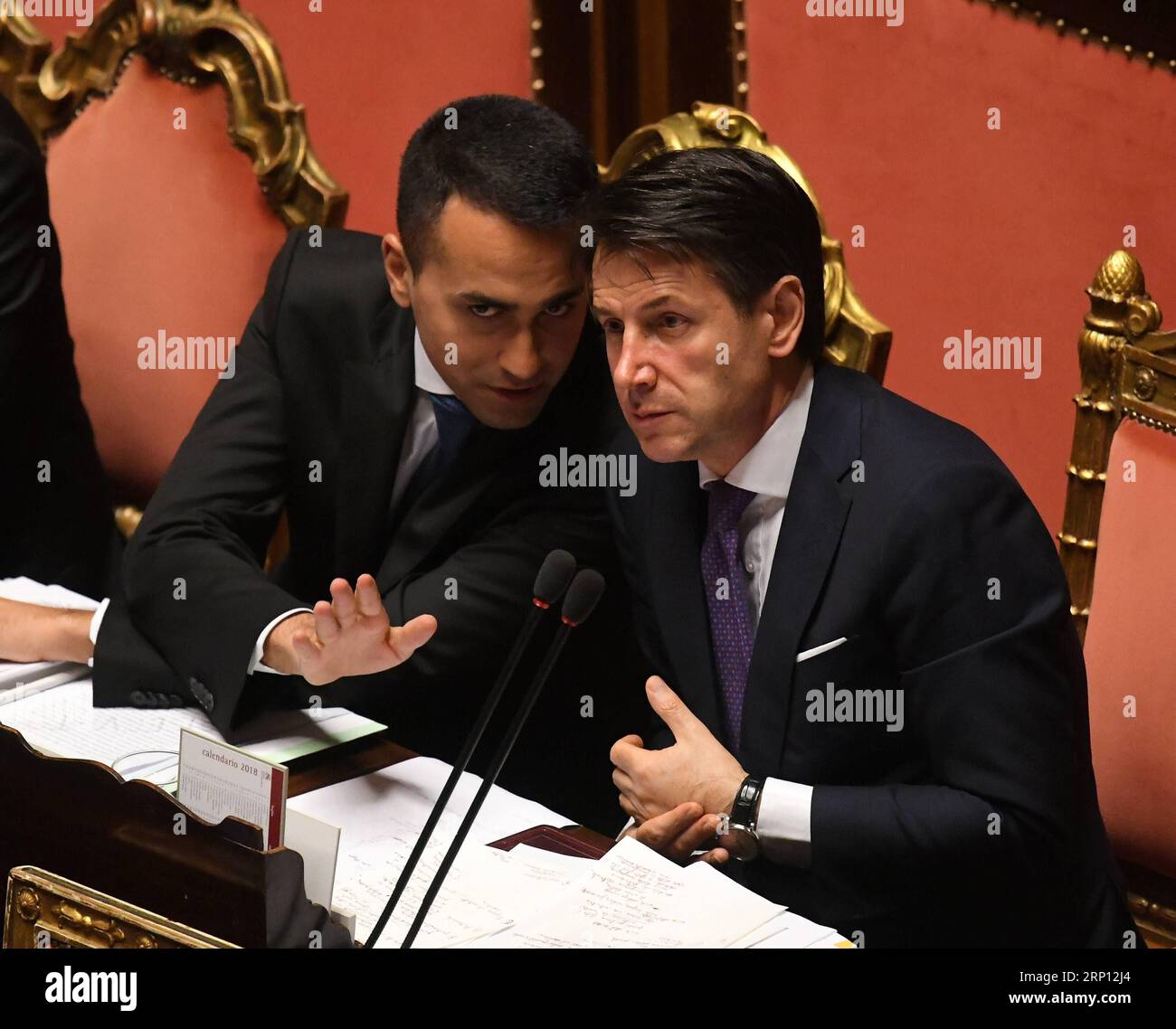 (180605) -- ROMA, 5 giugno 2018 -- il primo ministro italiano Giuseppe Conte (R) e il ministro dello sviluppo economico e del lavoro Luigi di Maio sono presenti al Senato a Roma, in Italia, il 5 giugno 2018. Il nuovo governo italiano guidato dal primo Ministro Giuseppe Conte martedì ha vinto il voto di fiducia in Senato. ) ITALIA-ROMA-SENATO-GOVERNO-FIDUCIA VOTO ALBERTOXLINGRIA PUBLICATIONXNOTXINXCHN Foto Stock