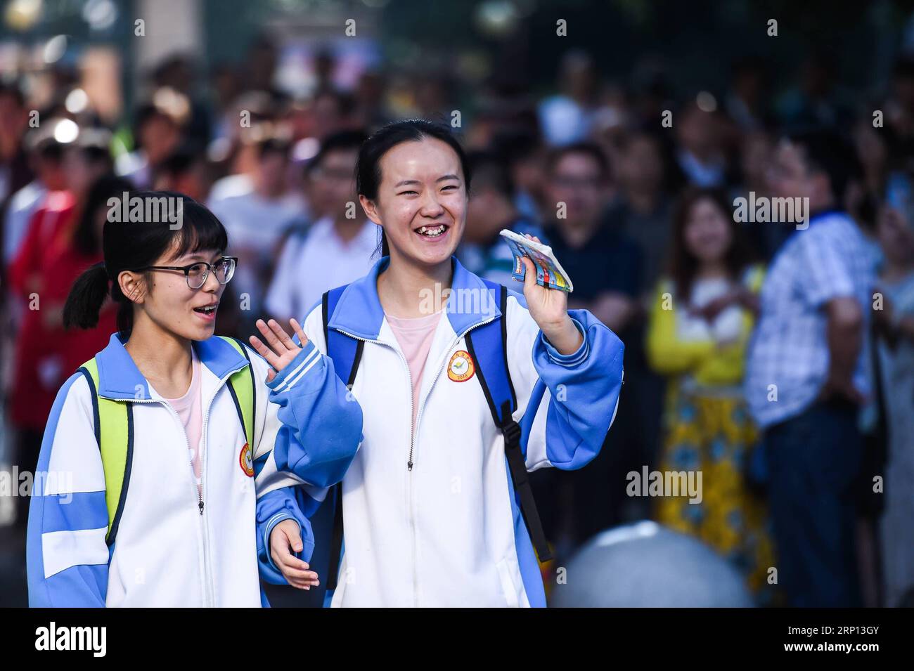 (180607) -- GUIYANG, 7 giugno 2018 -- gli esaminandi si preparano ad entrare in una sede per l'esame presso la Wudang Middle School di Guiyang, capitale della provincia di Guizhou della Cina sud-occidentale, 7 giugno 2018. Circa 9,75 milioni di studenti si sono registrati per l'esame di ammissione al college nazionale, che si svolge dal 7 all'8 giugno. ) (Zwx) CHINA-NATIONAL COLLEGE ENTRY EXAMINATION(CN) TaoxLiang PUBLICATIONxNOTxINxCHN Foto Stock