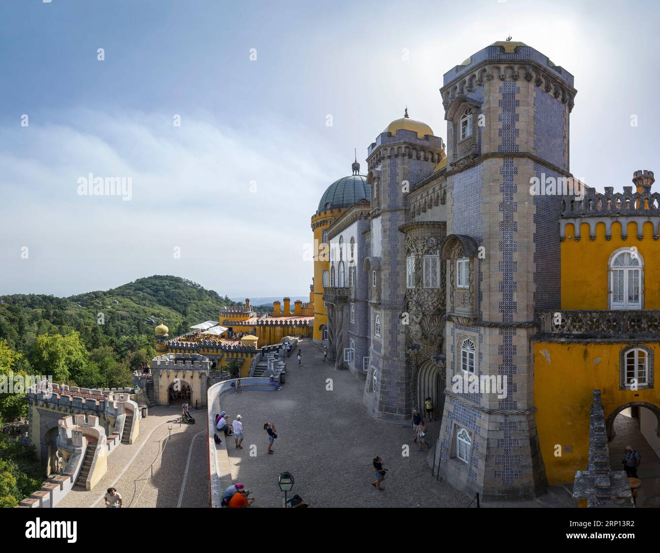 Palazzo Nazionale di pena (Palácio da pena) a Sao Pedro de Penaferrim, comune di Sintra in Portogallo. Un castello romanticista alto sulle montagne di Sintra iniziò nel Medioevo come cappella dedicata a nostra Signora di pena, ma fu completato solo sotto il re Ferdinando nel 1854. Il castello, a 24 km dal centro di Lisbona, si affaccia sull'Oceano Atlantico settentrionale. Foto Stock