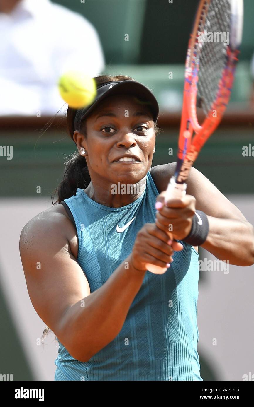 (180607) -- PARIGI, 7 giugno 2018 -- Sloane Stephens degli Stati Uniti restituisce un tiro durante la semifinale del singolo femminile contro Madison Keys degli Stati Uniti al French Open Tennis Tournament 2018 a Parigi, in Francia, il 7 giugno 2018. ) (SP)FRANCIA-PARIGI-TENNIS-FRANCESE OPEN-DAY 12-SEMIFINALE CHENXYICHEN PUBLICATIONXNOTXINXCHN Foto Stock