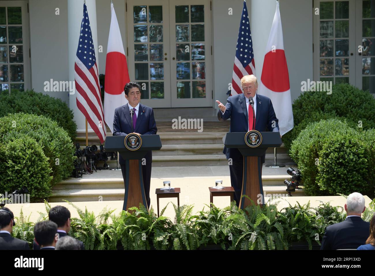 (180607) -- WASHINGTON, 7 giugno 2018 -- il presidente degli Stati Uniti Donald Trump (R) e il primo ministro giapponese Shinzo Abe partecipano a un briefing stampa congiunto alla Casa Bianca a Washington D.C., negli Stati Uniti, il 7 giugno 2018. ) U.S.-WASHINGTON D.C.-PRESIDENT-JAPAN-PM-PRESS BRIEFING YANGXCHENGLIN PUBLICATIONXNOTXINXCHN Foto Stock