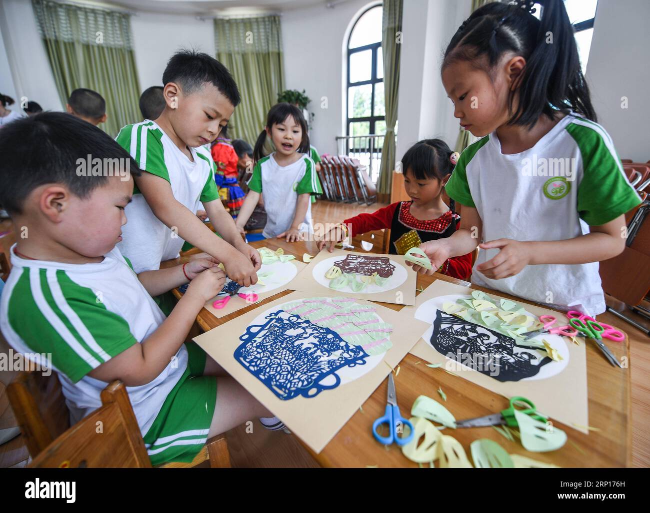 (180614) -- CHANGXING, 14 giugno 2018 -- i bambini fanno ritagli di carta all'asilo per salutare il prossimo Dragon Boat Festival nella contea di Changxing, nella provincia di Zhejiang nella Cina orientale, 14 giugno 2018. ) (Zwx) CHINA-ZHEJIANG-DRAGON BOAT FESTIVAL-FOLK CUSTOMS (CN) XuxYu PUBLICATIONxNOTxINxCHN Foto Stock