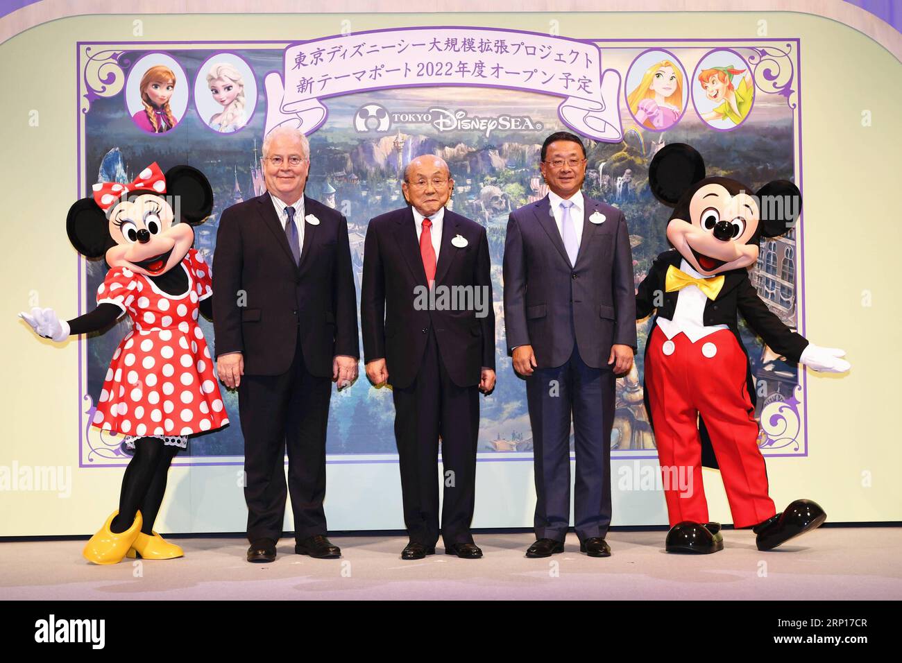 (180614) -- TOKYO, 14 giugno 2018 -- i personaggi Disney Topolino e Minnie mouse in posa con gli ospiti mentre partecipavano alla conferenza stampa a Tokyo, in Giappone, il 14 giugno 2018. L'operatore del Disney Resort Oriental Land Co. Espanderà Tokyo Disney Sea con nuove attrazioni nell'anno fiscale 2022, con l'obiettivo di attrarre più turisti stranieri.)(yg) GIAPPONE-TOKYO-DISNEY PARK HuaxYi PUBLICATIONxNOTxINxCHN Foto Stock