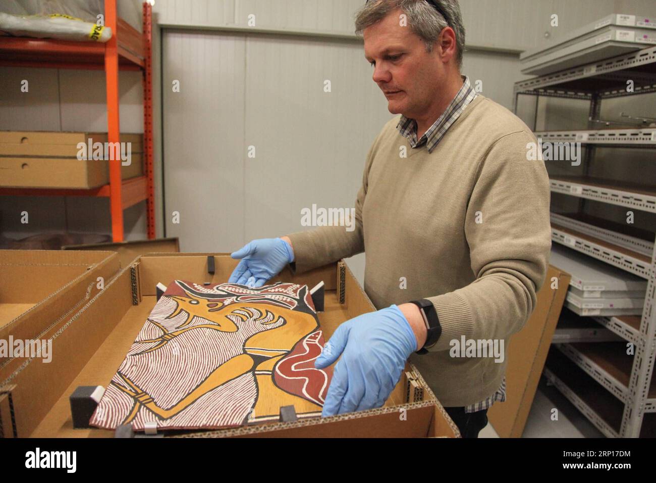 (180615) -- CANBERRA, 15 giugno 2018 -- Un membro dello staff prepara scatole per i dipinti di corteccia, che saranno spediti in Cina per la mostra, al National Museum of Australia di Canberra, Australia, il 3 maggio 2018. Un'esposizione d'arte Old Masters del National Museum of Australia con oltre 100 dipinti di corteccia visiterà la Cina il mese prossimo. Il viaggio storico in Cina segna la prima volta che la maggior parte di queste opere d'arte ha lasciato il paese. ) (dtf) AUSTRALIA-CANBERRA-BARK PAINTING-TOUR-CHINA XuxHaijing PUBLICATIONxNOTxINxCHN Foto Stock