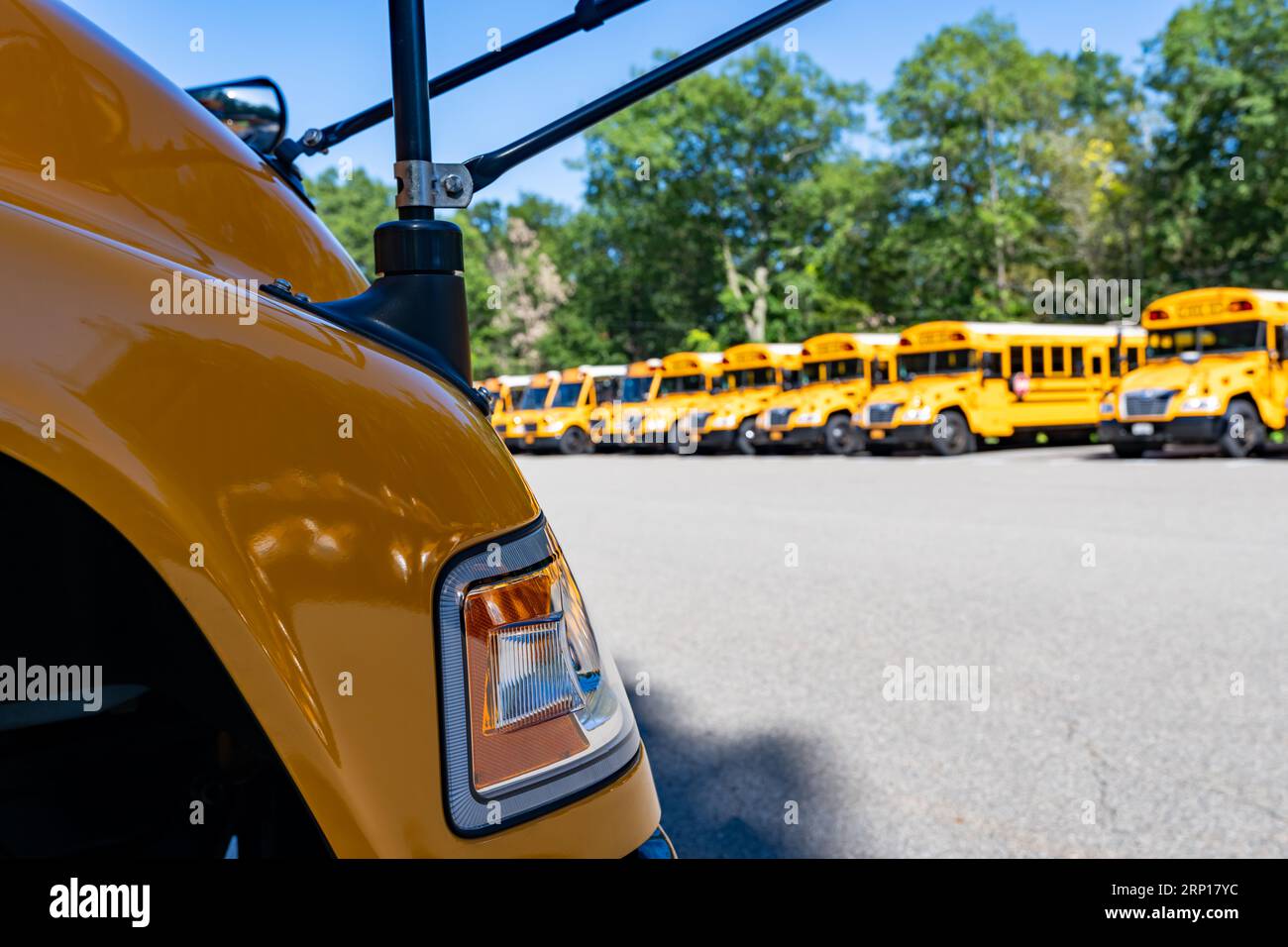 Davanti a uno scuolabus giallo parcheggiato. Foto Stock