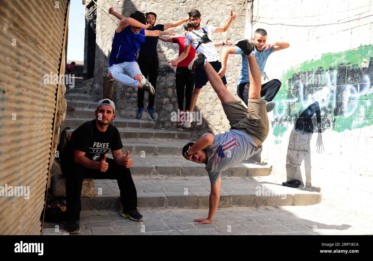 (180617) -- ALEPPO, 17 giugno 2018 -- i giovani giocatori siriani di parkour eseguono un salto coordinato nella parte in gran parte danneggiata della città di Aleppo, nella Siria settentrionale, l'8 giugno 2018. Con le loro acrobazie mozzafiato e salti acrobatici, un gruppo di giovani siriani sta riportando vita nelle parti distrutte della città di Aleppo con la loro elettrizzante esibizione in Parkour. PER ANDARE CON la caratteristica: I giovani siriani rianimano la vita nelle vecchie rovine di Aleppo con un'elettrizzante prestazione di Parkour. ) (hy) SYRIA-ALEPPO-PARKOUR-FEATURE AmmarxSafarjalani PUBLICATIONxNOTxINxCHN Foto Stock