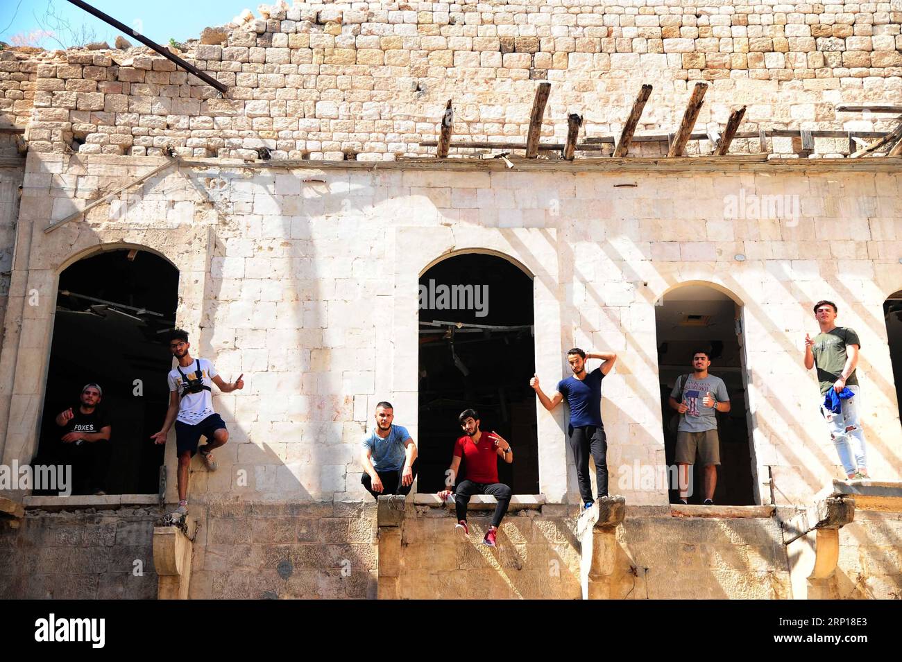 (180617) -- ALEPPO, 17 giugno 2018 -- i giovani giocatori di parkour siriani si trovano ai margini di una casa danneggiata nella parte in gran parte danneggiata della città di Aleppo, nella Siria settentrionale, l'8 giugno 2018. Con le loro acrobazie mozzafiato e salti acrobatici, un gruppo di giovani siriani sta riportando vita nelle parti distrutte della città di Aleppo con la loro elettrizzante esibizione in Parkour. PER ANDARE CON la caratteristica: I giovani siriani rianimano la vita nelle vecchie rovine di Aleppo con un'elettrizzante prestazione di Parkour. ) (hy) SYRIA-ALEPPO-PARKOUR-FEATURE AmmarxSafarjalani PUBLICATIONxNOTxINxCHN Foto Stock