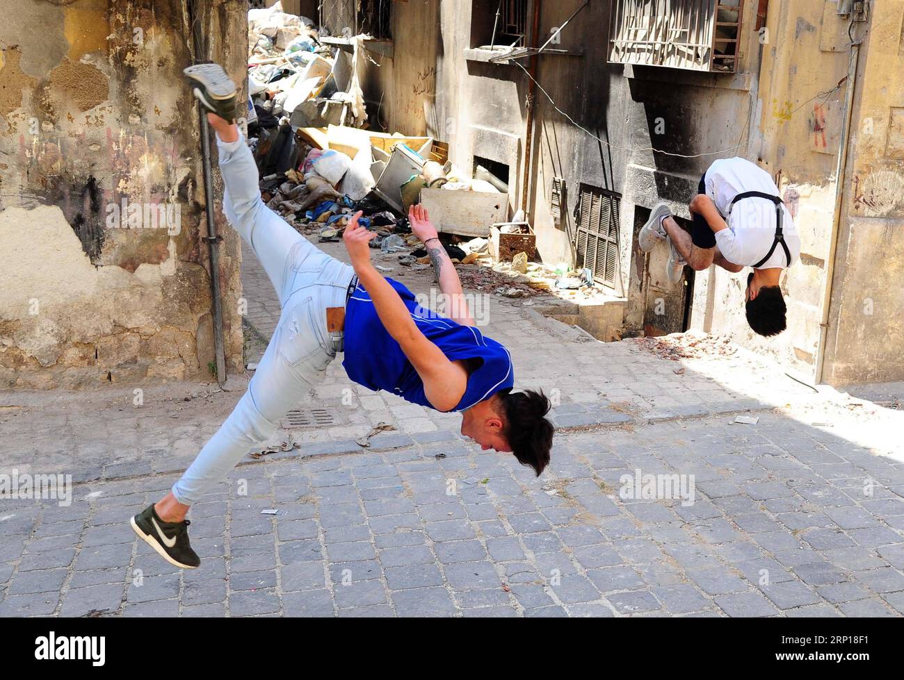 (180617) -- ALEPPO, 17 giugno 2018 -- i giovani giocatori siriani di parkour si esibiscono davanti e dietro nella parte in gran parte danneggiata della città di Aleppo, nel nord della Siria, l'8 giugno 2018. Con le loro acrobazie mozzafiato e salti acrobatici, un gruppo di giovani siriani sta riportando vita nelle parti distrutte della città di Aleppo con la loro elettrizzante esibizione in Parkour. PER ANDARE CON la caratteristica: I giovani siriani rianimano la vita nelle vecchie rovine di Aleppo con un'elettrizzante prestazione di Parkour. ) (hy) SYRIA-ALEPPO-PARKOUR-FEATURE AmmarxSafarjalani PUBLICATIONxNOTxINxCHN Foto Stock