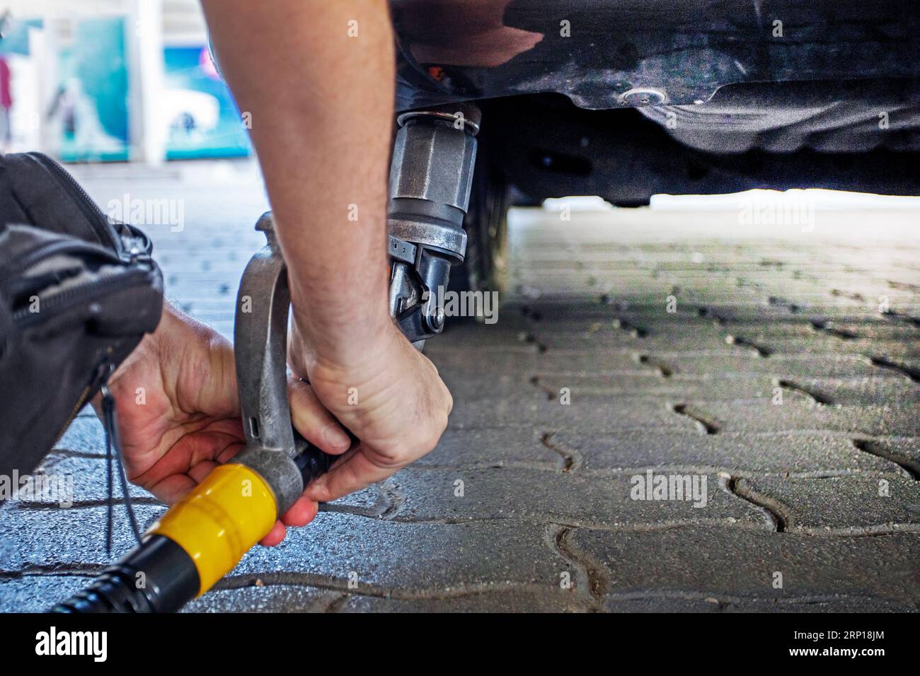 La mano dell'uomo mette una pistola a gas per rifornire una macchina GPL. L'economia e la crisi mondiale Foto Stock