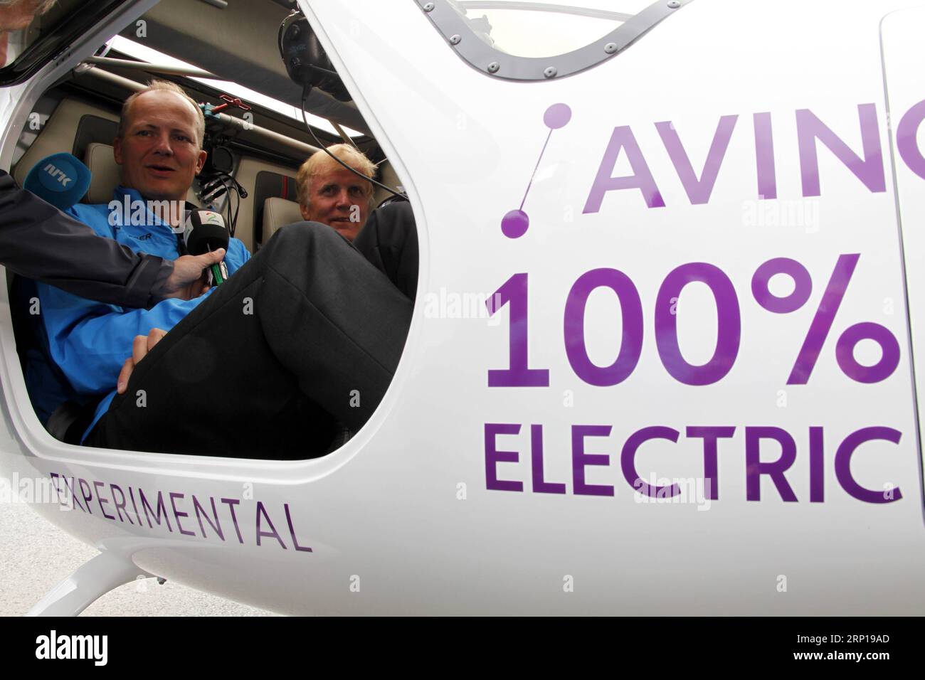 (180619) -- OSLO, 19 giugno 2018 -- l'operatore aeroportuale norvegese Avinor S CEO Dag Falk-Petersen (R) e il ministro dei trasporti e delle comunicazioni Ketil Solvik-Olsen ricevono un'intervista mentre sedevano sull'aeromobile elettrico a due posti, Alpha Electro G2, all'aeroporto di Oslo, Norvegia, 18 giugno 2018. Il primo aereo elettrico della Norvegia è salito in cielo lunedì, mentre il paese nordico noto per le auto elettriche ha promesso di elettrizzare anche la sua aviazione. ) (Jmmn) NORVEGIA-OSLO-AEROMOBILI ELETTRICI LiangxYouchang PUBLICATIONxNOTxINxCHN Foto Stock