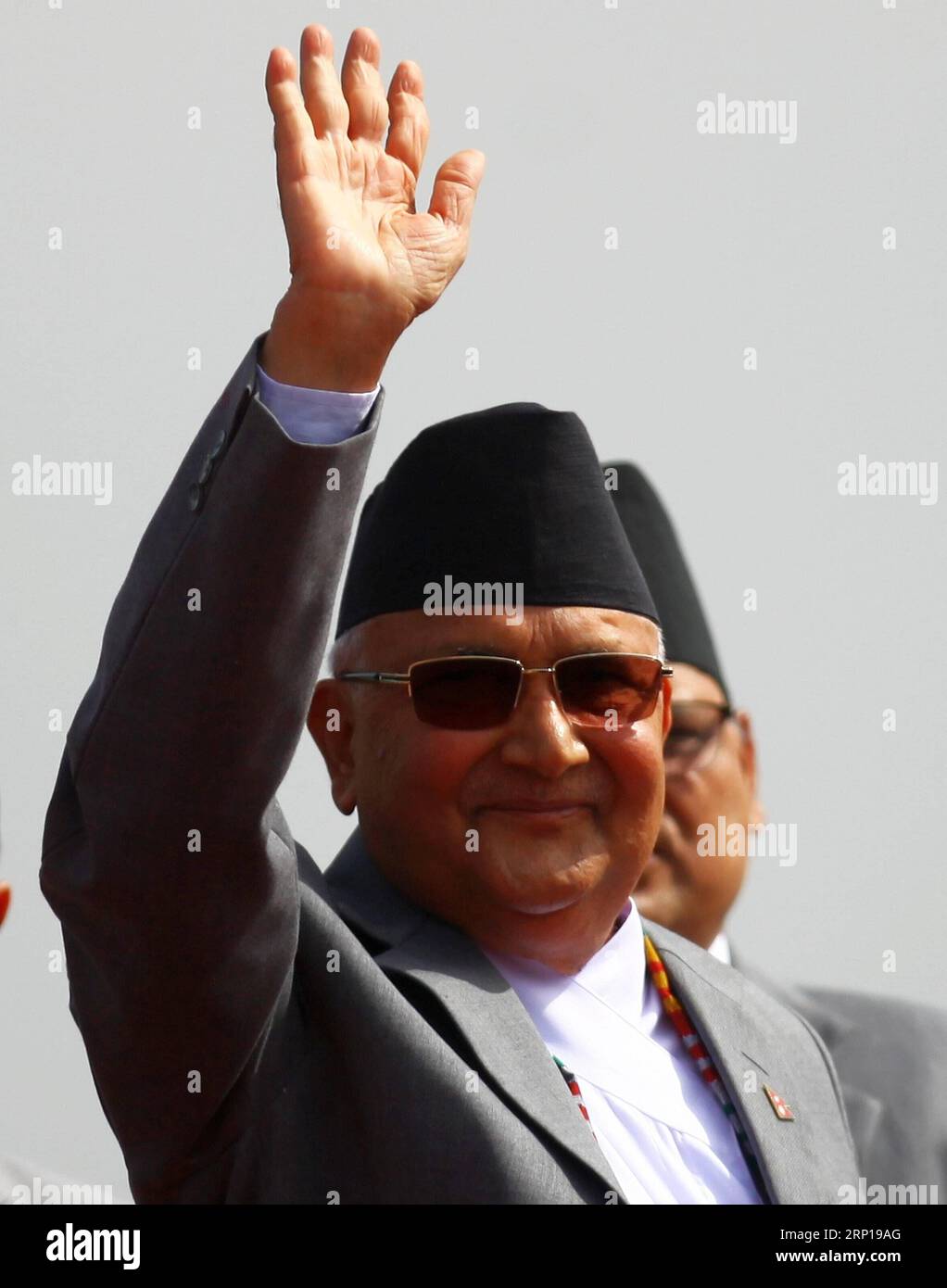 (180619) -- KATHMANDU, 19 giugno 2018 -- il primo ministro nepalese Khadga Prasad Sharma oli si è trasferito in Cina all'aeroporto internazionale Tribhuvan di Kathmandu, capitale del Nepal, 19 giugno 2018. Khadga Prasad Sharma oli ha iniziato una visita di sei giorni in Cina martedì. ) (Jmmn) NEPAL-KATHMANDU-PRIMO MINISTRO-CINA-VISITA SunilxSharma PUBLICATIONxNOTxINxCHN Foto Stock