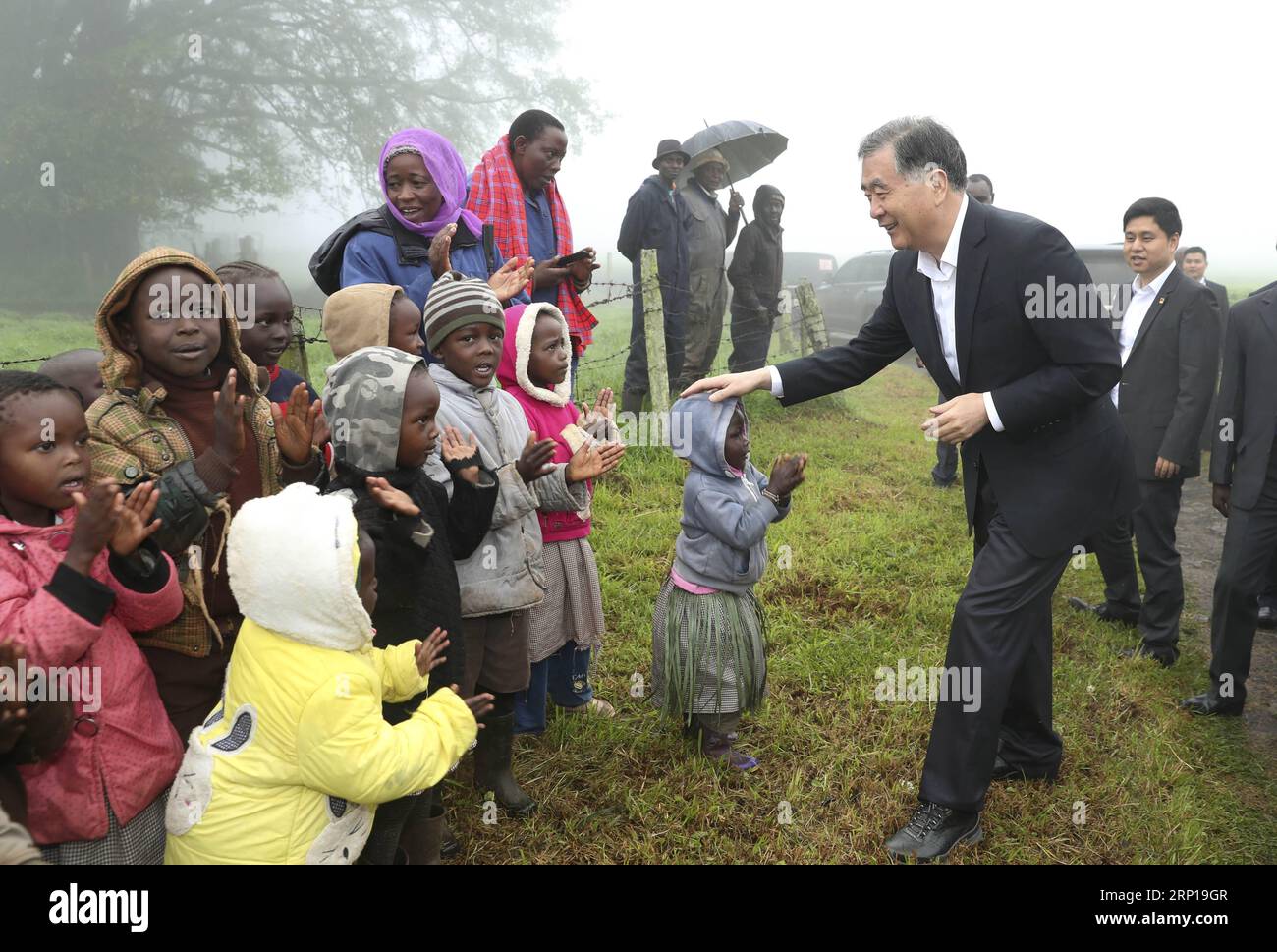 (180619) -- NAIROBI, 19 giugno 2018 -- Wang Yang (1° R, fronte), presidente del Comitato Nazionale della Conferenza consultiva politica del popolo cinese (CPPCC), visita la fabbrica di tè Maramba in Kenya, 18 giugno 2018. Wang ha visitato il Kenya da sabato a martedì su invito di Justin Muturi, relatore dell'Assemblea Nazionale del Kenya. ) (lmm) KENYA-CINA-WANG YANG-VISIT PangxXinglei PUBLICATIONxNOTxINxCHN Foto Stock