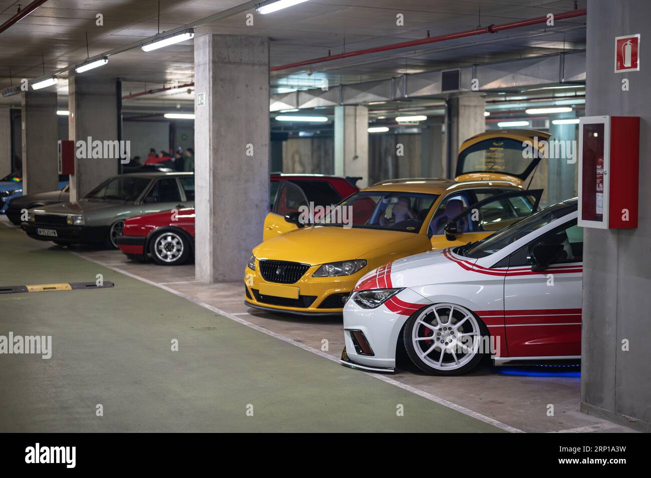 Una riunione di auto spagnole sintonizzate in un garage Foto Stock