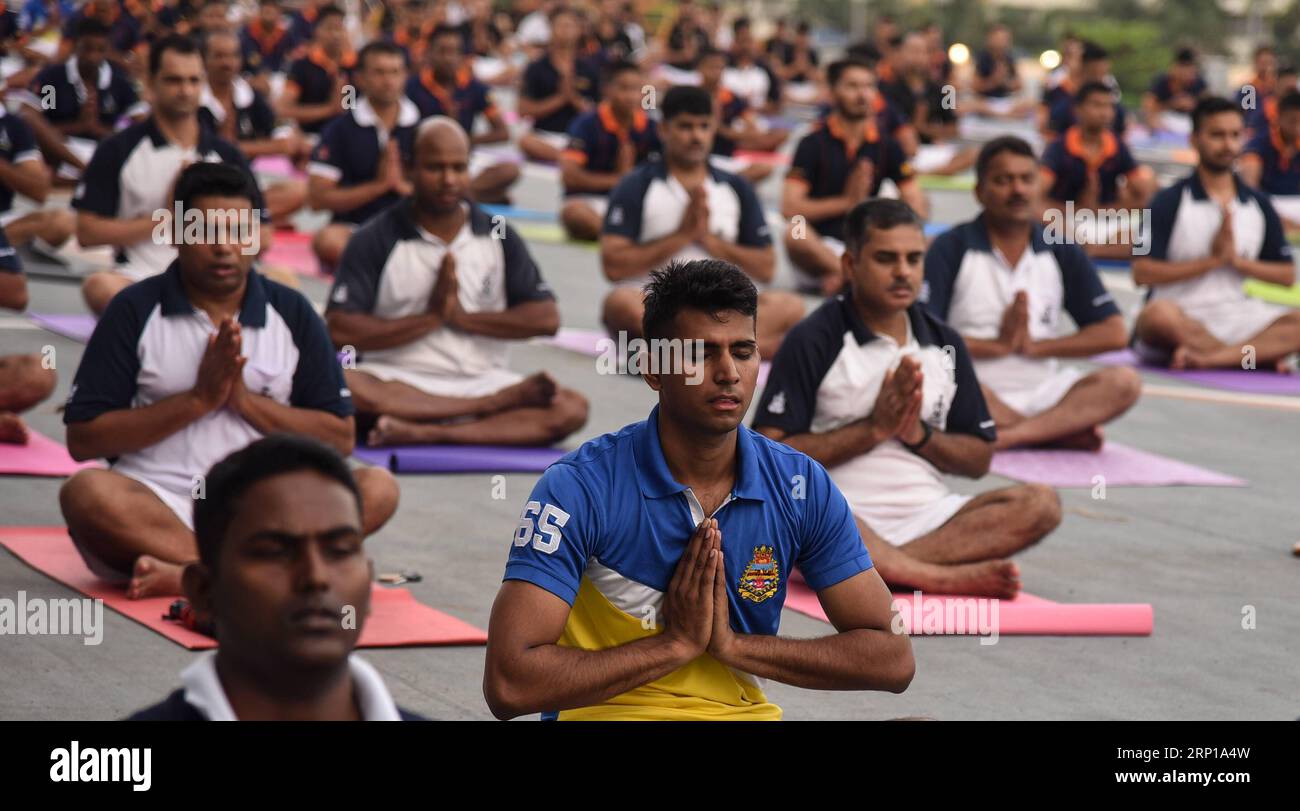 (180621) -- MUMBAI, 21 giugno 2018 -- il personale della Marina indiana partecipa a una sessione di yoga per celebrare la giornata internazionale di Yoga sulla portaerei della Marina indiana INS Viraat a Mumbai, India, 21 giugno 2018. Le Nazioni Unite hanno dichiarato il 21 giugno come giornata Internazionale dello Yoga nel 2014. (Zxj) INDIA-MUMBAI-GIORNATA INTERNAZIONALE DI YOGA Stringer PUBLICATIONxNOTxINxCHN Foto Stock