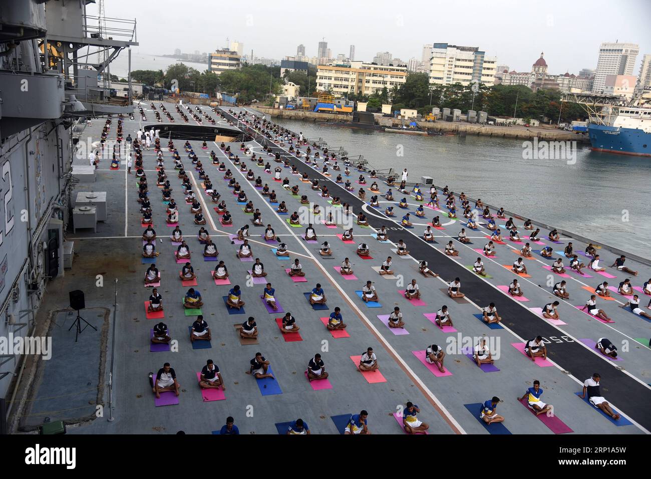 (180621) -- MUMBAI, 21 giugno 2018 -- il personale della Marina indiana partecipa a una sessione di yoga per celebrare la giornata internazionale di Yoga sulla portaerei della Marina indiana INS Viraat a Mumbai, India, 21 giugno 2018. Le Nazioni Unite hanno dichiarato il 21 giugno come giornata Internazionale dello Yoga nel 2014. (Zxj) INDIA-MUMBAI-GIORNATA INTERNAZIONALE DI YOGA Stringer PUBLICATIONxNOTxINxCHN Foto Stock