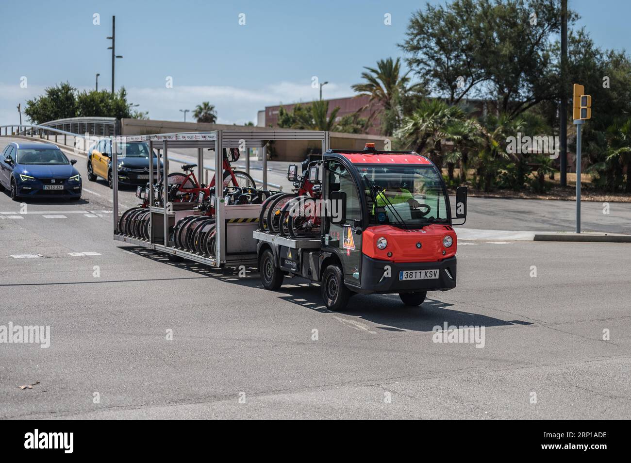 Un mini-camion elettrico leggero con rimorchio per il trasporto di biciclette dalla città di Barcellona Foto Stock