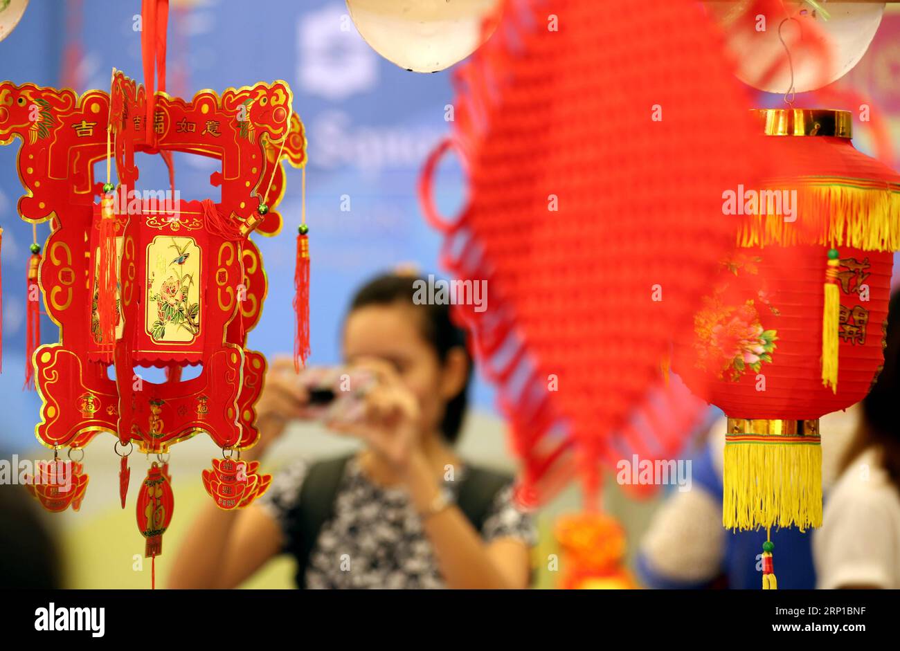 (180623) -- YANGON, 23 giugno 2018 -- Un visitatore scatta foto durante una mostra di cultura e arte cinese a Yangon, Myanmar, 23 giugno 2018. Attività che includono calligrafia, taglio di carta cinese, annodatura cinese, pittura con maschera facciale cinese, foto-op con abiti tradizionali cinesi, esposizione di arte del tè e vendita al dettaglio sono state eseguite durante l'evento, che si è tenuto a Yangon il 23 giugno 2018. ) (wtc) MYANMAR-YANGON-CHINA-CULTURE AND ART SHOW UxAung PUBLICATIONxNOTxINxCHN Foto Stock