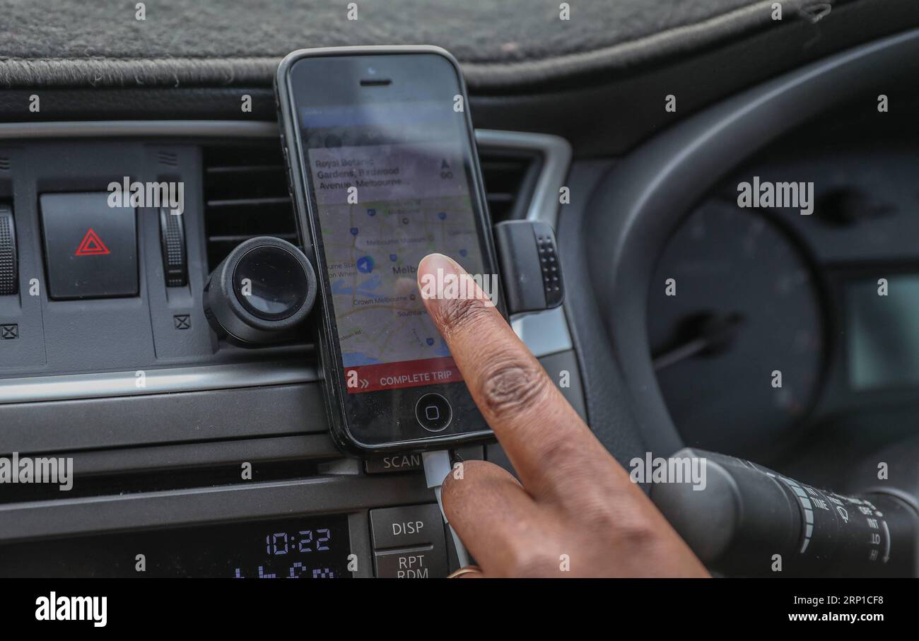 (180625) -- MELBOURNE, 25 giugno 2018 -- Un conducente utilizza la piattaforma di trasporto mobile Didi Chuxing a Melbourne, Australia, 25 giugno 2018. Il gigante cinese del rideshare Didi Chuxing lancia ufficialmente la sua piattaforma di trasporto mobile a Melbourne il 25 giugno dopo un mese di prova nella vicina città di Geelong. (rh) AUSTRALIA-MELBOURNE-DIDI BaixXuefei PUBLICATIONxNOTxINxCHN Foto Stock