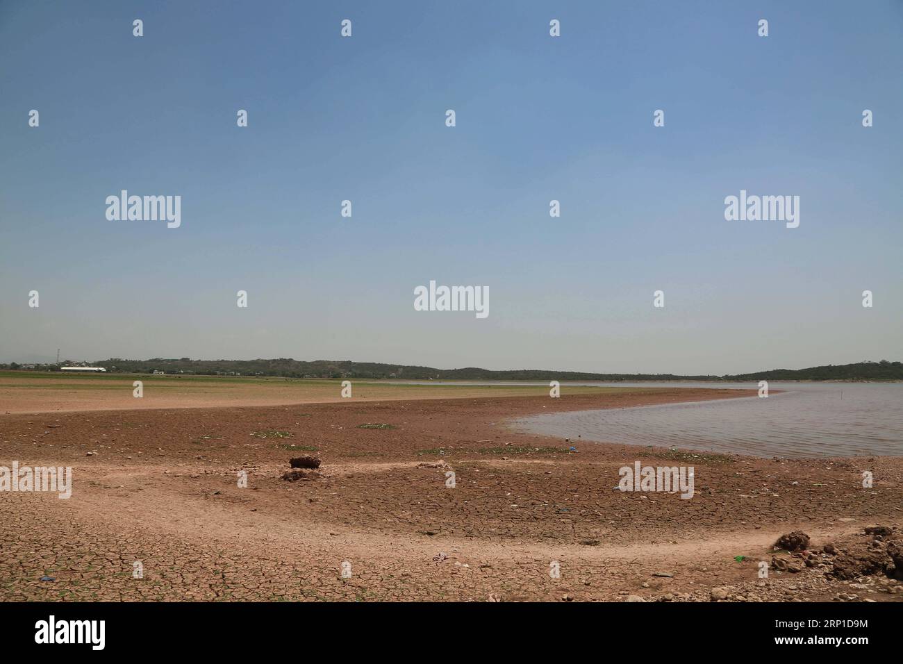 (180627) -- ISLAMABAD, 27 giugno 2018 -- foto scattata il 26 giugno 2018 mostra una parte secca del bacino idrico della diga di Rawal a Islamabad, capitale del Pakistan. I livelli dell'acqua delle dighe e dei fiumi a Islamabad sono bassi a causa del clima secco e caldo, che ha causato la carenza di acqua ed energia ai civili. )(zjl) PAKISTAN-ISLAMABAD-WATER-SHORTAGE AhmadxKamal PUBLICATIONxNOTxINxCHN Foto Stock