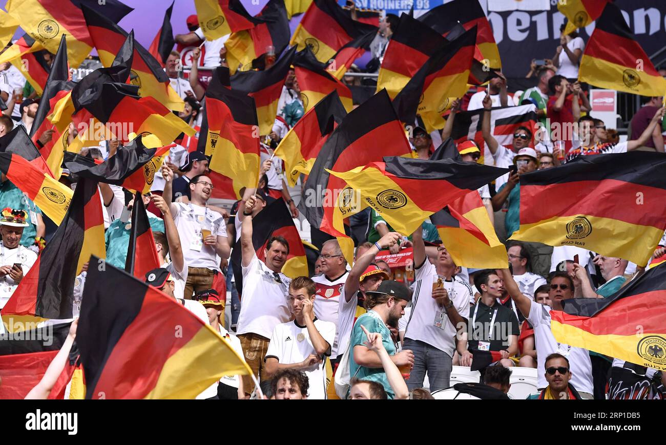 (180627) -- KAZAN, 27 giugno 2018 -- i tifosi della Germania applaudono prima della partita del gruppo F della Coppa del mondo FIFA 2018 tra Germania e Corea del Sud a Kazan, Russia, 27 giugno 2018. ) (SP)RUSSIA-KAZAN-COPPA DEL MONDO 2018-GRUPPO F-GERMANIA VS COREA DEL SUD CHENXYICHEN PUBLICATIONXNOTXINXCHN Foto Stock