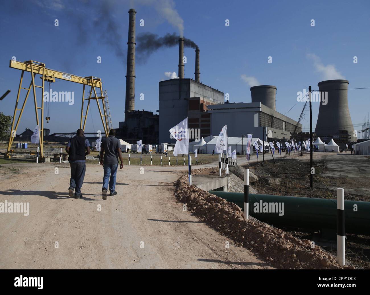 (180628) -- HWANGE, 28 giugno 2018 -- foto scattata il 27 giugno 2018 mostra la centrale termica di Hwange a Hwange, Zimbabwe. Mercoledì il presidente dello Zimbabwe Emmerson Mnangagwa ha commissionato la costruzione di un progetto di espansione della centrale elettrica di Hwange finanziato dalla Cina da 1,5 miliardi di dollari, il secondo grande progetto di sviluppo energetico della Cina nel paese dell'Africa meridionale in cinque anni. L'espansione che sarà effettuata dalla società cinese di costruzioni elettriche e ingegneristiche, Sinohydro, aggiungerà due unità generatrici ciascuna che producono 335 megawatt (MW). (ZCC) ZIMBABWE-HWANGE-CHINESE-POWERED POWER PL Foto Stock