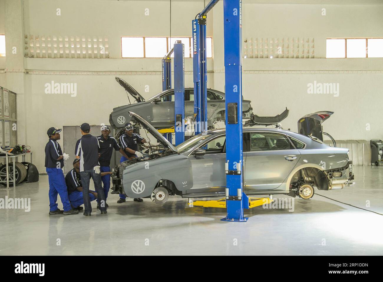 (180627) -- KIGALI, 27 giugno 2018 () -- i tecnici assemblano un'auto nello stabilimento di assemblaggio Volkswagen a Kigali, capitale del Ruanda, il 27 giugno 2018. Mercoledì, la casa automobilistica tedesca Volkswagen (VW) ha formalmente lanciato uno stabilimento di assemblaggio di auto in Ruanda, che vedrà investire 20 milioni di dollari nella prima fase delle sue operazioni. () RWANDA-KIGALI-GERMAN AUTOMAKER-VOLKSWAGEN-ASSEMBLY PLANT-LAUNCH XINHUA PUBLICATIONXNOTXINXCHN Foto Stock