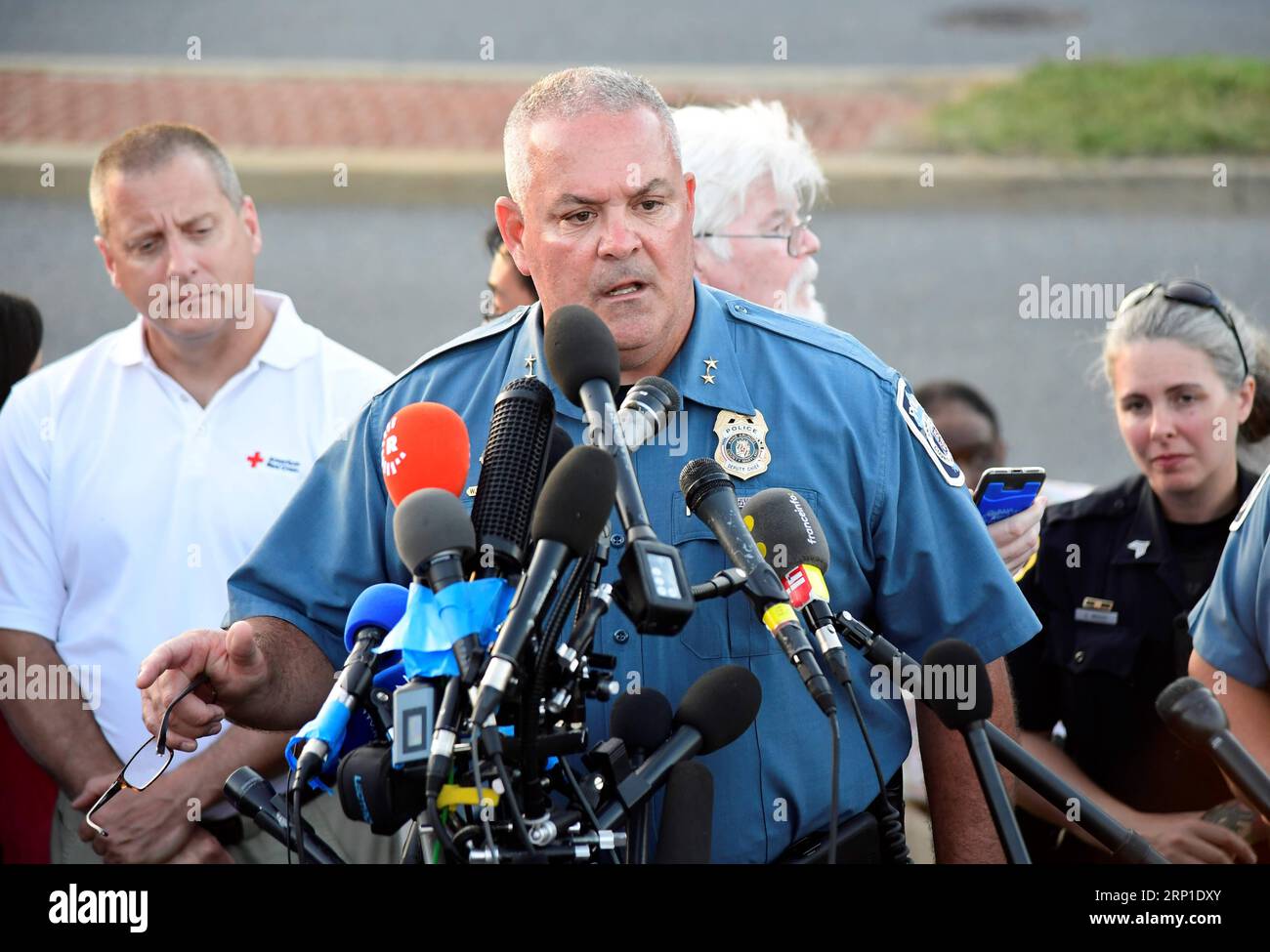 (180629) -- ANNAPOLIS (Stati Uniti), 29 giugno 2018 -- Un agente di polizia parla ai media vicino alla scena di una sparatoria di massa ad Annapolis, la capitale dello stato americano orientale del Maryland, il 28 giugno 2018. Cinque persone sono state uccise giovedì pomeriggio con diverse ferite gravi in una sparatoria di massa al quotidiano locale Capital Gazette ad Annapolis, la capitale dello stato americano orientale del Maryland, ha detto la polizia. ) (yk) U.S.-ANNAPOLIS-NEWSPAPER-SHOOTING YangxChenglin PUBLICATIONxNOTxINxCHN Foto Stock