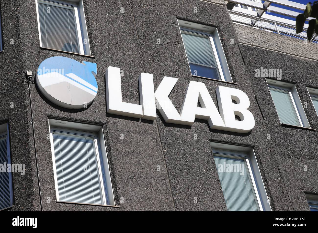 Lulea, Svezia - 21 agosto 2023: Logotipo della società di estrazione del minerale di ferro LKAB presso la sede centrale di Varvsgatan a Lulea. Foto Stock