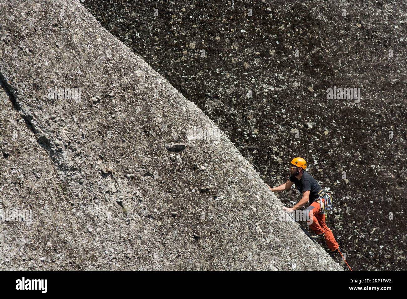 (180704) -- METEORA, 4 luglio 2018 -- l'alpinista professionista greco Vassilis Theodorou partecipa all'arrampicata nella zona di Meteora nella Tessaglia nordoccidentale, Grecia, il 3 luglio 2018. Le rocce di Meteora sono costituite da un conglomerato che viene modellato dal vento e dall'acqua nel corso di milioni di anni. (gj) GRECIA-METEORA-ROCK CLIMBING ApostolosxDomalis PUBLICATIONxNOTxINxCHN Foto Stock