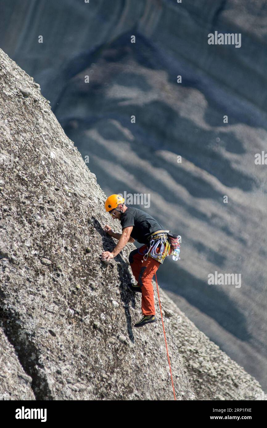 (180704) -- METEORA, 4 luglio 2018 -- l'alpinista professionista greco Vassilis Theodorou partecipa all'arrampicata nella zona di Meteora nella Tessaglia nordoccidentale, Grecia, il 3 luglio 2018. Le rocce di Meteora sono costituite da un conglomerato che viene modellato dal vento e dall'acqua nel corso di milioni di anni. (gj) GRECIA-METEORA-ROCK CLIMBING ApostolosxDomalis PUBLICATIONxNOTxINxCHN Foto Stock
