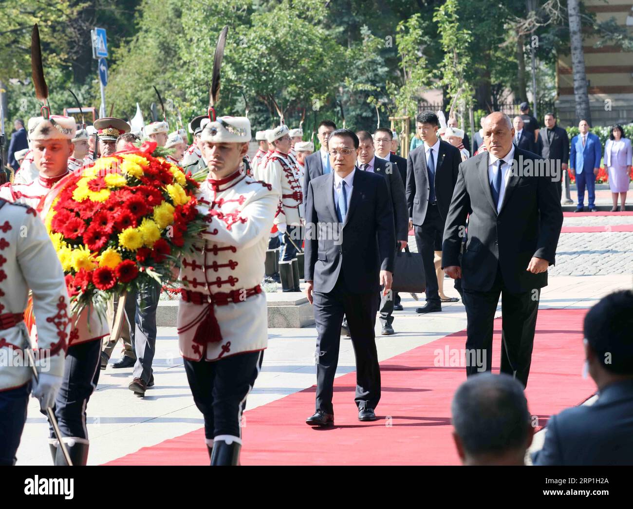 (180706) -- SOFIA, 6 luglio 2018 -- il Premier cinese li Keqiang e il primo ministro bulgaro Boyko Borissov hanno gettato una corona al Monumento al Milite Ignoto prima dei loro colloqui a Sofia, in Bulgaria, il 6 luglio 2018. )(mcg) BULGARIA-SOFIA-li KEQIANG-BORISSOV-TALKS LiuxWeibing PUBLICATIONxNOTxINxCHN Foto Stock