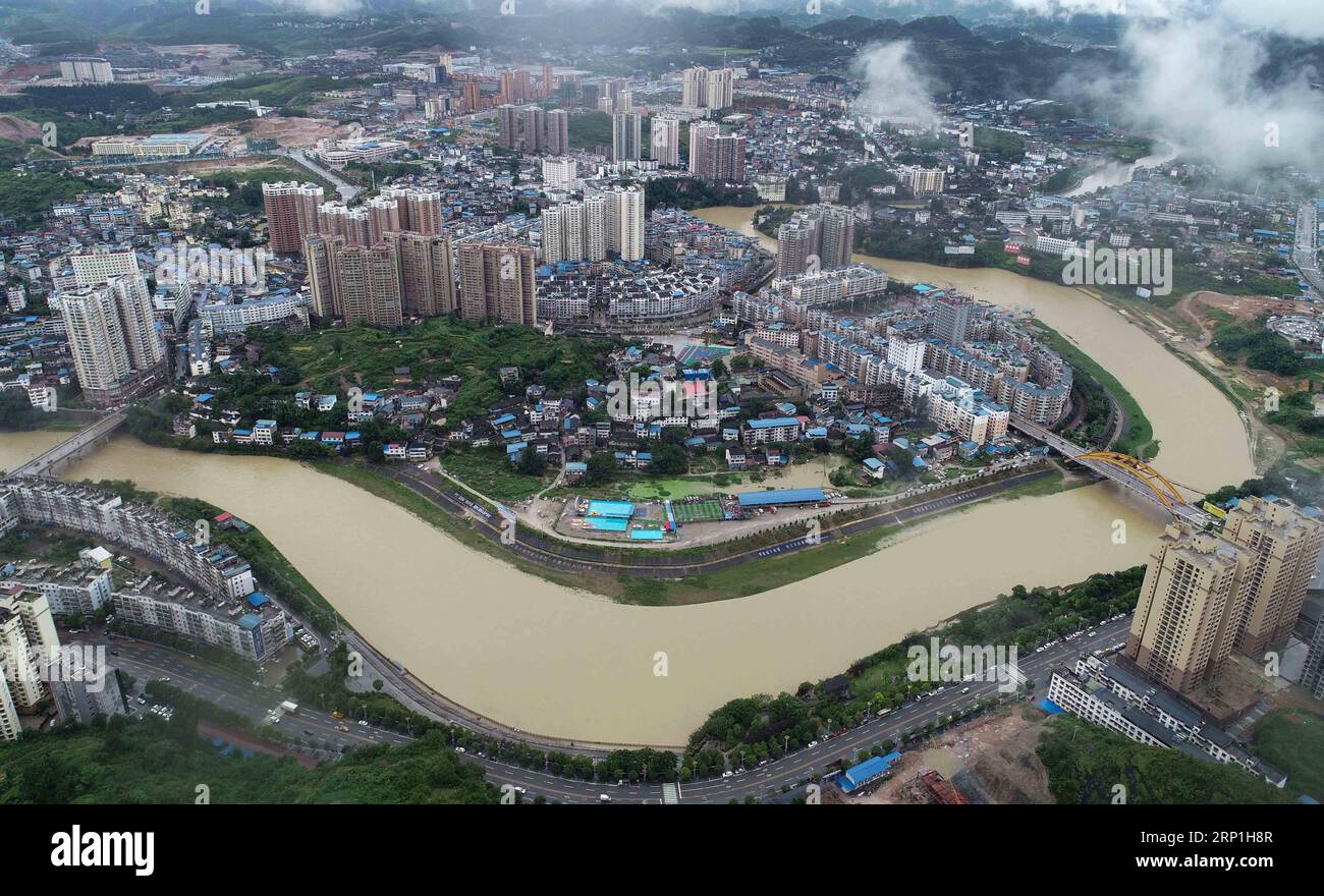 (180707) -- TONGREN, 7 luglio 2018 -- foto aerea scattata il 6 luglio 2018 mostra l'innalzamento del livello dell'acqua del fiume Songjiang nella contea autonoma di Songtao Miao della città di Tongren, nella provincia di Guizhou della Cina sud-occidentale. Le forti piogge continuarono a battere molte province della Cina. ) (wsw) CINA-MOLTE PROVINCE-PIOGGIA PESANTE (CN) LongxYuanbin PUBLICATIONxNOTxINxCHN Foto Stock