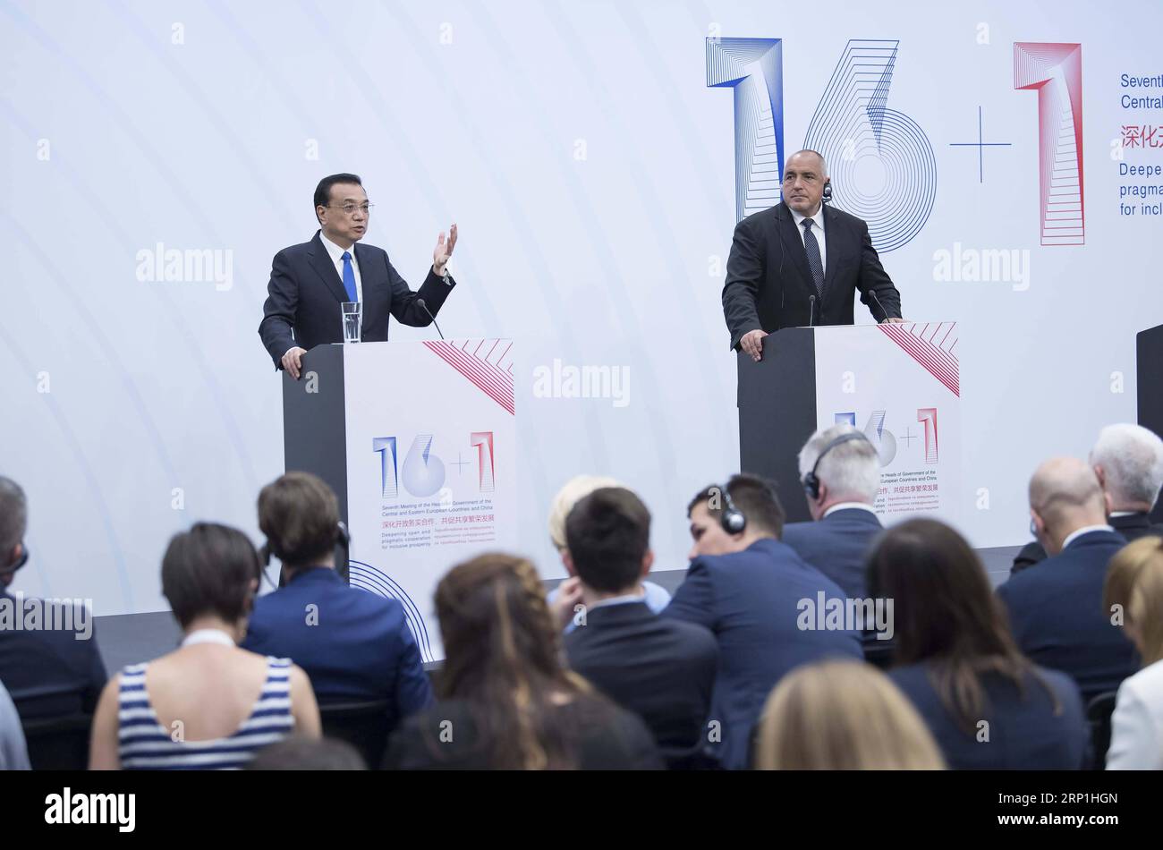 (180707) -- SOFIA, 7 luglio 2018 -- il Premier cinese li Keqiang (L) e il primo ministro bulgaro Boyko Borissov sono stati visti durante una conferenza stampa dopo la settima riunione dei leader della Cina e dei paesi dell'Europa centrale e orientale (PECO) a Sofia, in Bulgaria, il 7 luglio 2018. Li si unì a Boyko Borissov, presentatore del settimo incontro dei leader Cina-CEEC, e il primo ministro della Croazia Andrej Plenkovic, il prossimo paese ospitante, alla conferenza stampa. ) (wyo) BULGARIA-SOFIA-li KEQIANG-CEEC-RIUNIONE LixTao PUBLICATIONxNOTxINxCHN Foto Stock