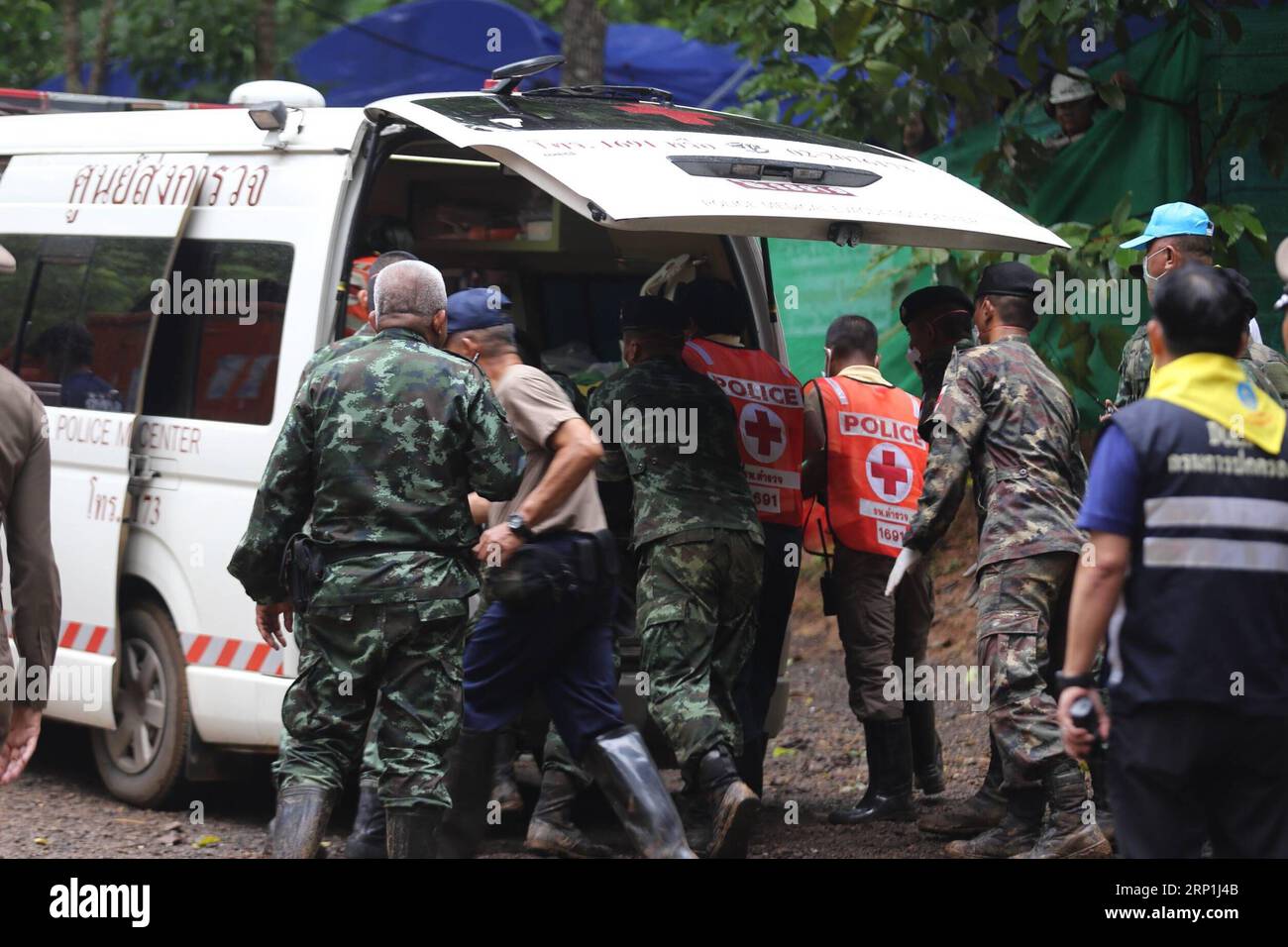 News Bilder des Tages (180709) - CHIANG RAI, 9 luglio 2018 -- i soccorritori trasportano giovani membri della squadra di calcio a Chiang Rai, Thailandia, 8 luglio 2018. Quattro ragazzi su un totale di 12 giovani membri della squadra di calcio e il loro allenatore sono stati salvati dopo essere stati intrappolati in una grotta nel nord della Thailandia per più di due settimane, un funzionario tailandese responsabile dell'operazione di salvataggio ha detto ai giornalisti domenica. ) (gj) THAILAND-CHIANG RAI-CAVE RESCUE chiangxraixprxoffice PUBLICATIONxNOTxINxCHN Foto Stock