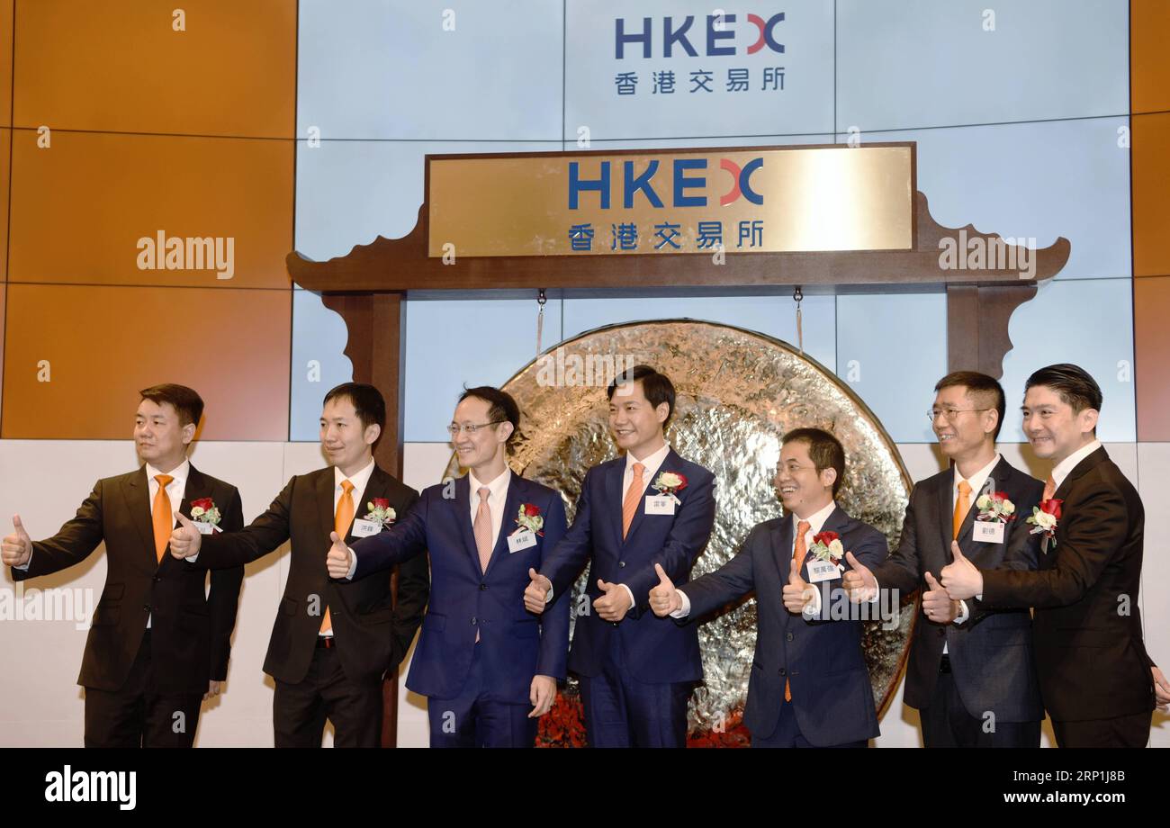 (180709) - HONG KONG, 9 luglio 2018 - lei Jun (C), fondatore e CEO di Xiaomi, partecipa alla cerimonia di inserimento nell'elenco di Xiaomi a Hong Kong, Cina meridionale, 9 luglio 2018. Il produttore cinese di smartphone Xiaomi ha debuttato alla Borsa di Hong Kong lunedì, la prima società che adotta un diritto di voto ponderato con azioni dual-class dopo la riforma del regime di quotazione di Hong Kong in 25 anni. ) (Yxb) CHINA-HONG KONG-XIAOMI-LISTING CEREMONY(CN*) WangxShen PUBLICATIONxNOTxINxCHN Foto Stock