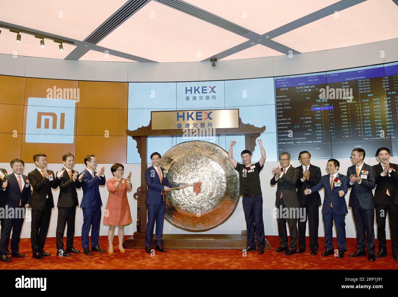 (180709) -- HONG KONG, 9 luglio 2018 -- lei Jun, fondatore e CEO di Xiaomi, colpisce un gong alla cerimonia di inserimento nell'elenco di Xiaomi a Hong Kong, nel sud della Cina, 9 luglio 2018. Il produttore cinese di smartphone Xiaomi ha debuttato alla Borsa di Hong Kong lunedì, la prima società che adotta un diritto di voto ponderato con azioni dual-class dopo la riforma del regime di quotazione di Hong Kong in 25 anni. ) (Yxb) CHINA-HONG KONG-XIAOMI-LISTING CEREMONY(CN*) WangxShen PUBLICATIONxNOTxINxCHN Foto Stock