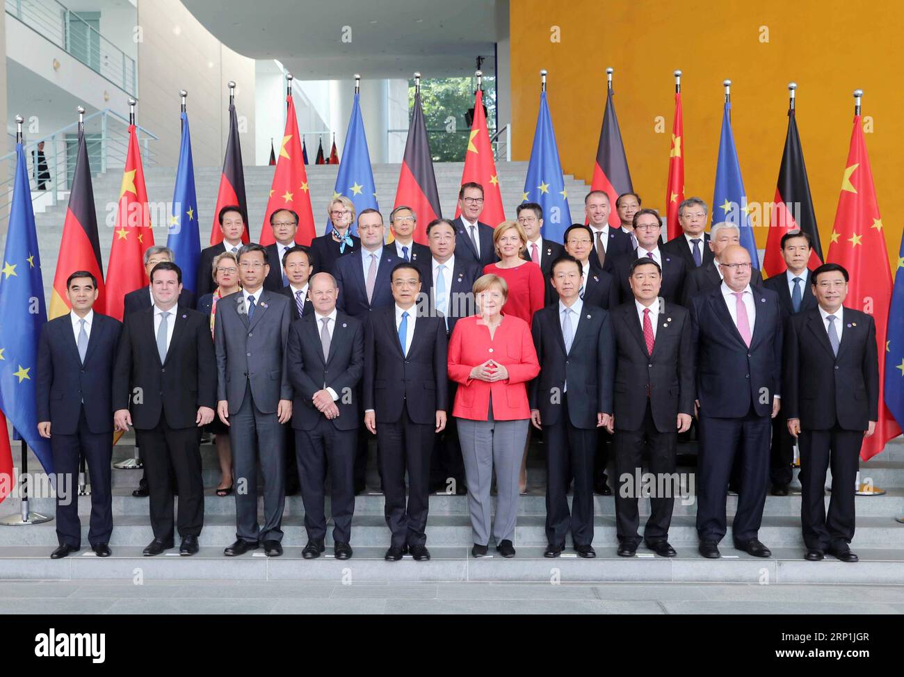 (180709) -- BERLINO, 9 luglio 2018 -- il Premier cinese li Keqiang (5° L, fronte) e il cancelliere tedesco Angela Merkel (5° R, fronte) si pongono per una foto di gruppo con i rappresentanti che partecipano al quinto round di consultazioni intergovernative, co-presieduti dai due leader, a Berlino, Germania, 9 luglio 2018. ) (LMM) GERMANIA-BERLINO-CINA-LI KEQIANG-ANGELA MERKEL-CONSULTAZIONI INTERGOVERNATIVE LIUXWEIBING PUBLICATIONXNOTXINXCHN Foto Stock