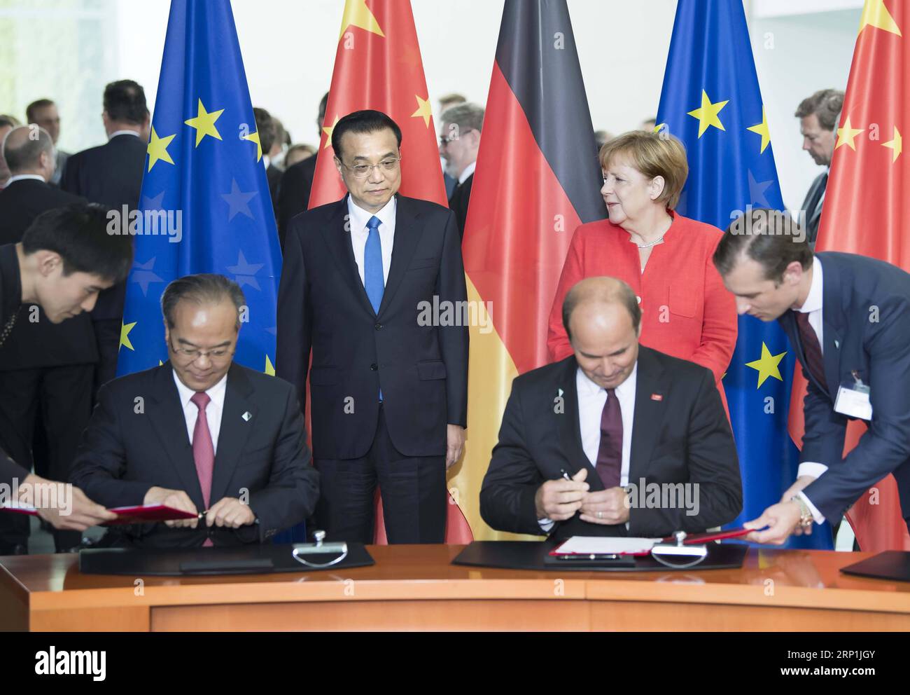 (180709) -- BERLINO, 9 luglio 2018 -- il Premier cinese li Keqiang (L, Back) e il cancelliere tedesco Angela Merkel (R, Back) testimoniano la firma di documenti di cooperazione bilaterale dopo il quinto ciclo di consultazioni intergovernative, co-presieduto dai due leader, a Berlino, Germania, 9 luglio 2018. ) (LMM) GERMANIA-BERLINO-CINA-LI KEQIANG-ANGELA MERKEL-CONSULTAZIONI INTERGOVERNATIVE LIXTAO PUBLICATIONXNOTXINXCHN Foto Stock