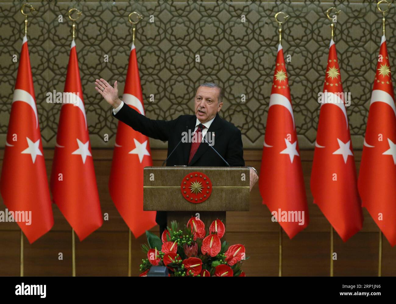 (180710) -- ANKARA, 10 luglio 2018 -- il presidente turco Recep Tayyip Erdogan annuncia i nuovi membri del governo ad Ankara, in Turchia, il 9 luglio 2018. Il presidente turco Recep Tayyip Erdogan ha annunciato i nuovi membri del gabinetto ore dopo aver prestato giuramento a fine lunedì. )(zcc) TURKEY-ANKARA-ERDOGAN-NEW CABINET turkishxpresidentialxpalace PUBLICATIONxNOTxINxCHN Foto Stock