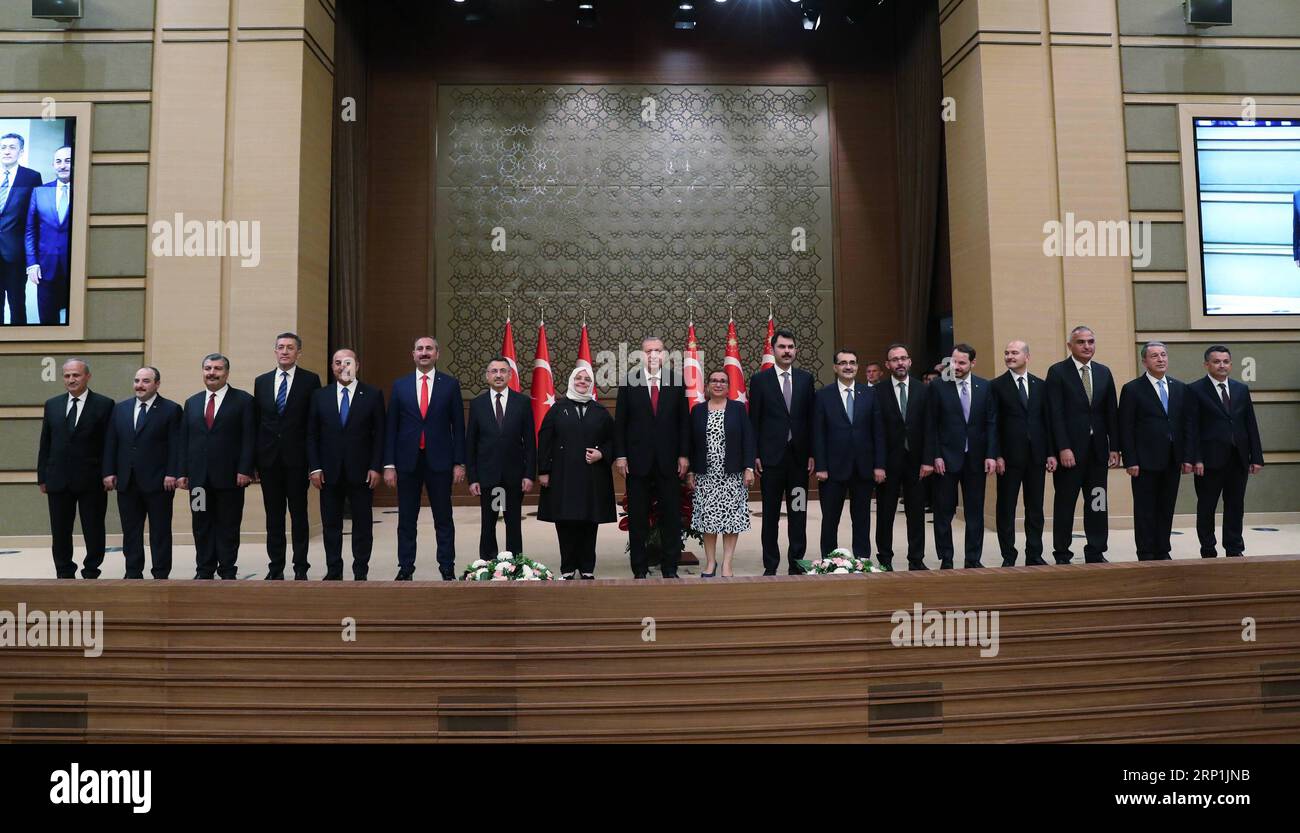 (180710) -- ANKARA, 10 luglio 2018 -- il presidente turco Recep Tayyip Erdogan posa per le foto con i nuovi membri del governo ad Ankara, Turchia, il 9 luglio 2018. Il presidente turco Recep Tayyip Erdogan ha annunciato i nuovi membri del gabinetto ore dopo aver prestato giuramento a fine lunedì. )(zcc) TURKEY-ANKARA-ERDOGAN-NEW CABINET turkishxpresidentialxpalace PUBLICATIONxNOTxINxCHN Foto Stock