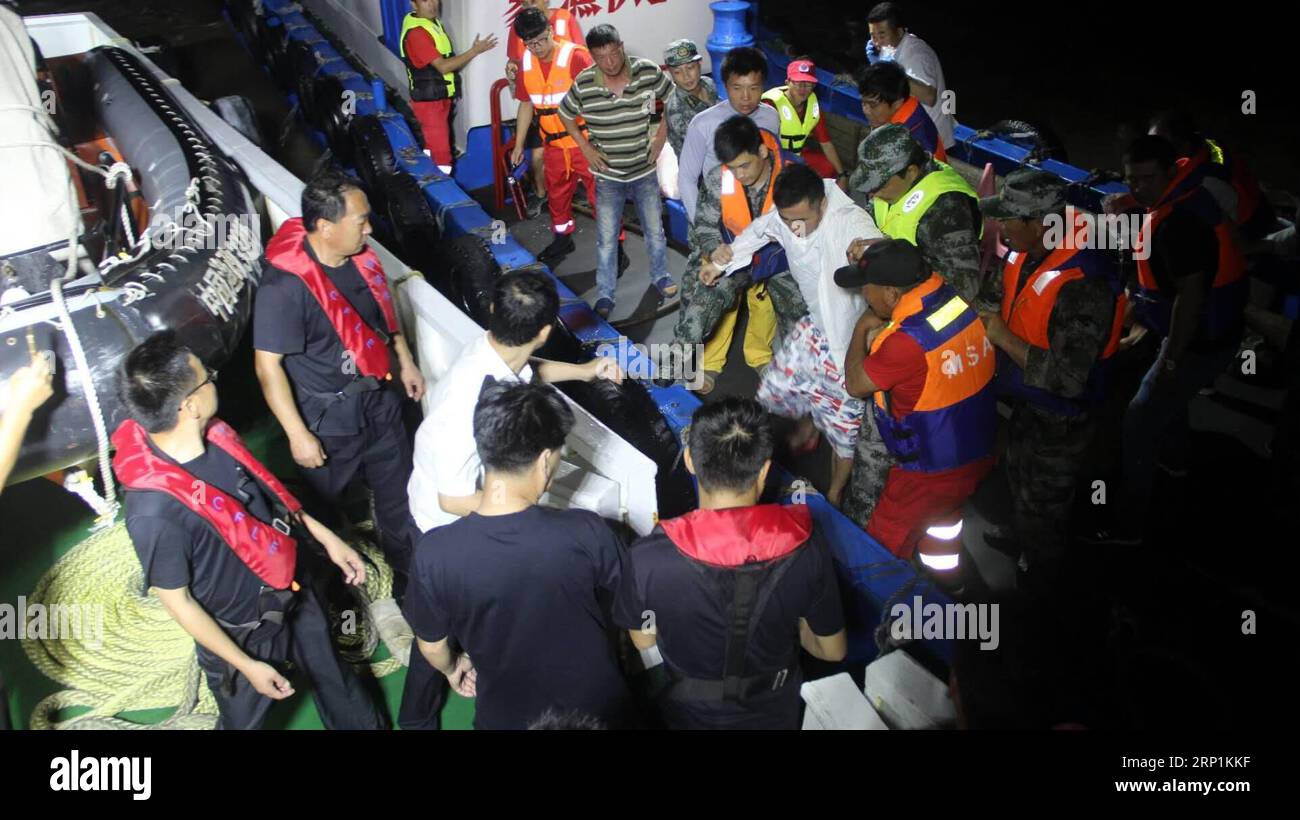 (180712) -- NINGBO, 12 luglio 2018 -- Un uomo viene salvato dopo un incidente di naufragio nelle acque a nord-est dell'isola di Tantoushan nella contea di Xiangshan della città di Ningbo, nella provincia di Zhejiang nella Cina orientale, 11 luglio 2018. Quattro persone sono ancora scomparse dopo che la loro barca ha perso il contatto martedì sera. Sette persone sono state salvate da mercoledì sera. Il tifone Maria, l'ottavo di quest'anno, ha sbarcato mercoledì mattina nella vicina provincia del Fujian. ) (Ry) CHINA-ZHEJIANG-SHIPWRECK ACCIDENT (CN) XuxYongming PUBLICATIONxNOTxINxCHN Foto Stock