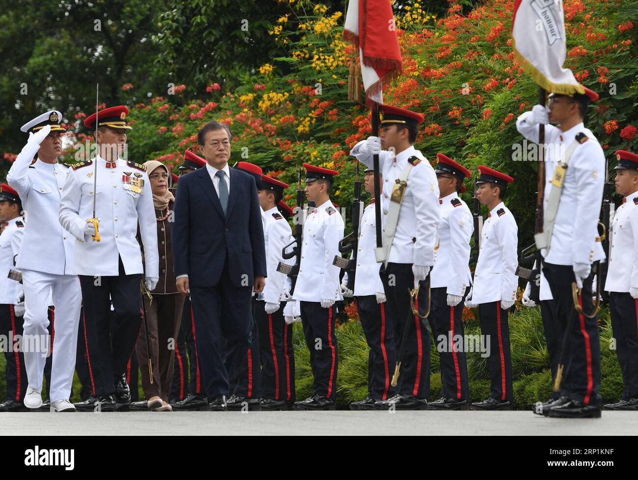 (180712) -- SINGAPORE, 12 luglio 2018 -- il presidente singaporiano Halimah Yacob (3rd L) e la visita al presidente sudcoreano Moon Jae-in (4th L) assistono alla cerimonia di benvenuto tenutasi a Singapore S Istana, il 12 luglio 2018. La visita di stato di Moon Jae-in a Singapore durerà dall'11 al 13 luglio). (Zcc) SINGAPORE-COREA DEL SUD-DIPLOMAZIA ThenxChihxWey PUBLICATIONxNOTxINxCHN Foto Stock